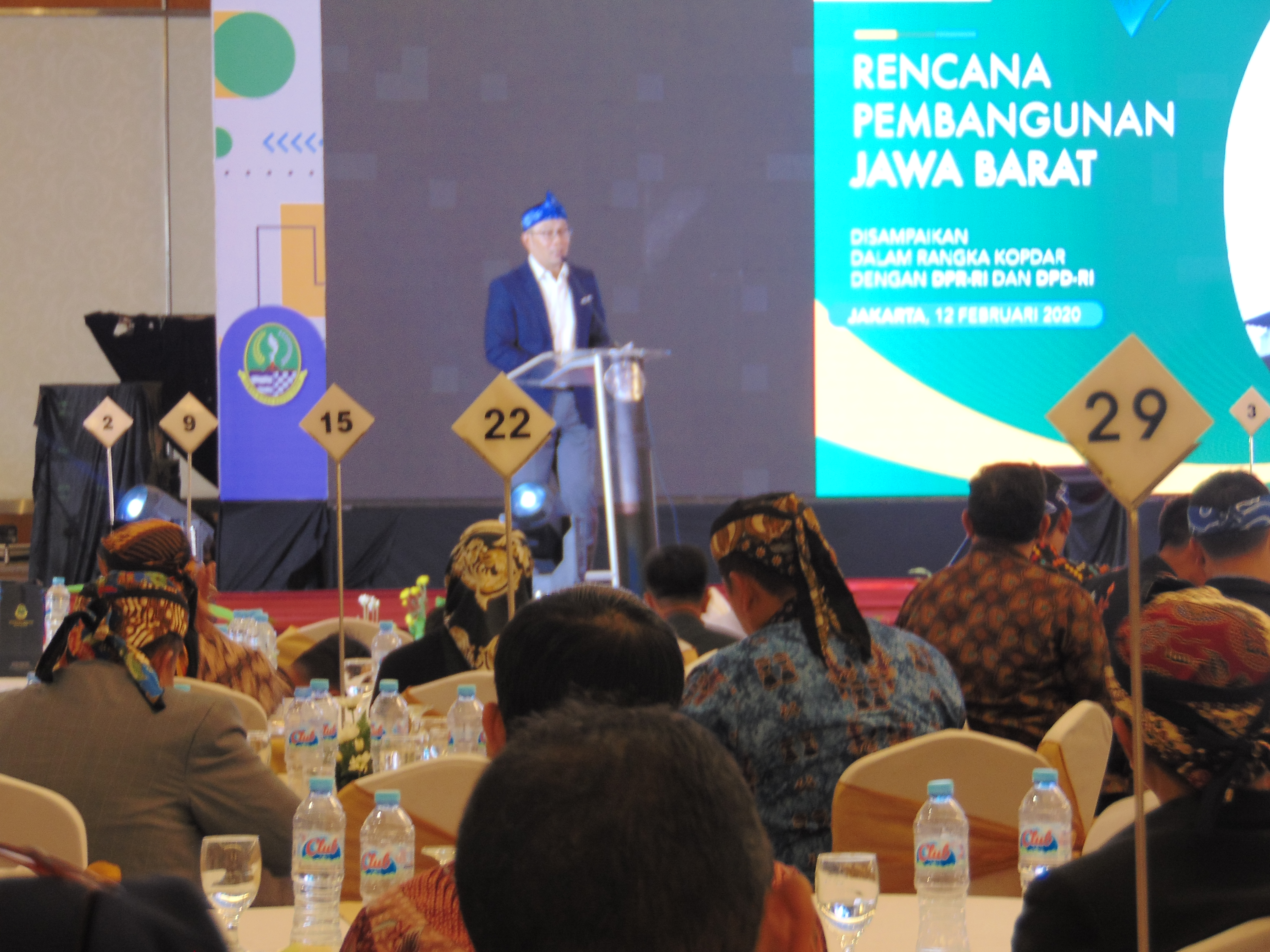 Gubernur Jawa Barat Ridwan kamil saat berbicara di hadapan undangan silaturahmi warga dan tokoh jawa barat di Jakarta, kemarin.