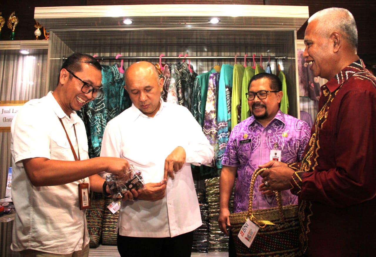 Menkop dan UMKM Tenten Masduki melakukan kunjungan ke ke Galeri Sasirangan Bordir NDF.