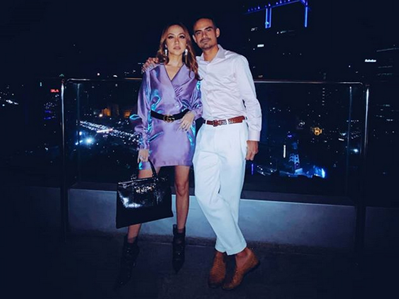 Ashraf Sinclair (kanan) bersama istrinya Bunga Citra Lestari