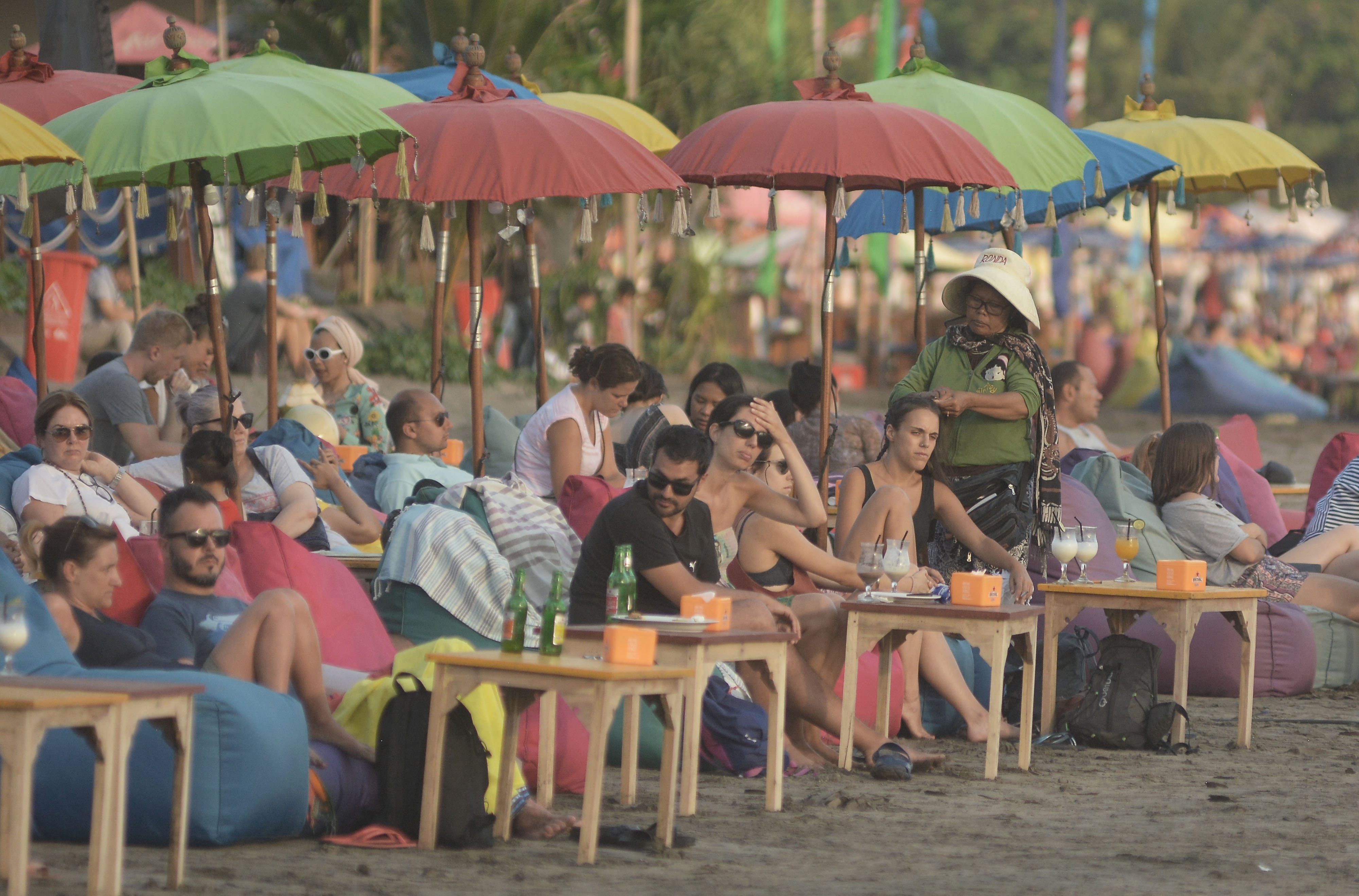 Sejumlah wisatawan mancanegara  menikmati Pantai Double Six, Seminyak, Bali,beberapa waktu lalu. Pariwisata bakal terpukul virus Corona.