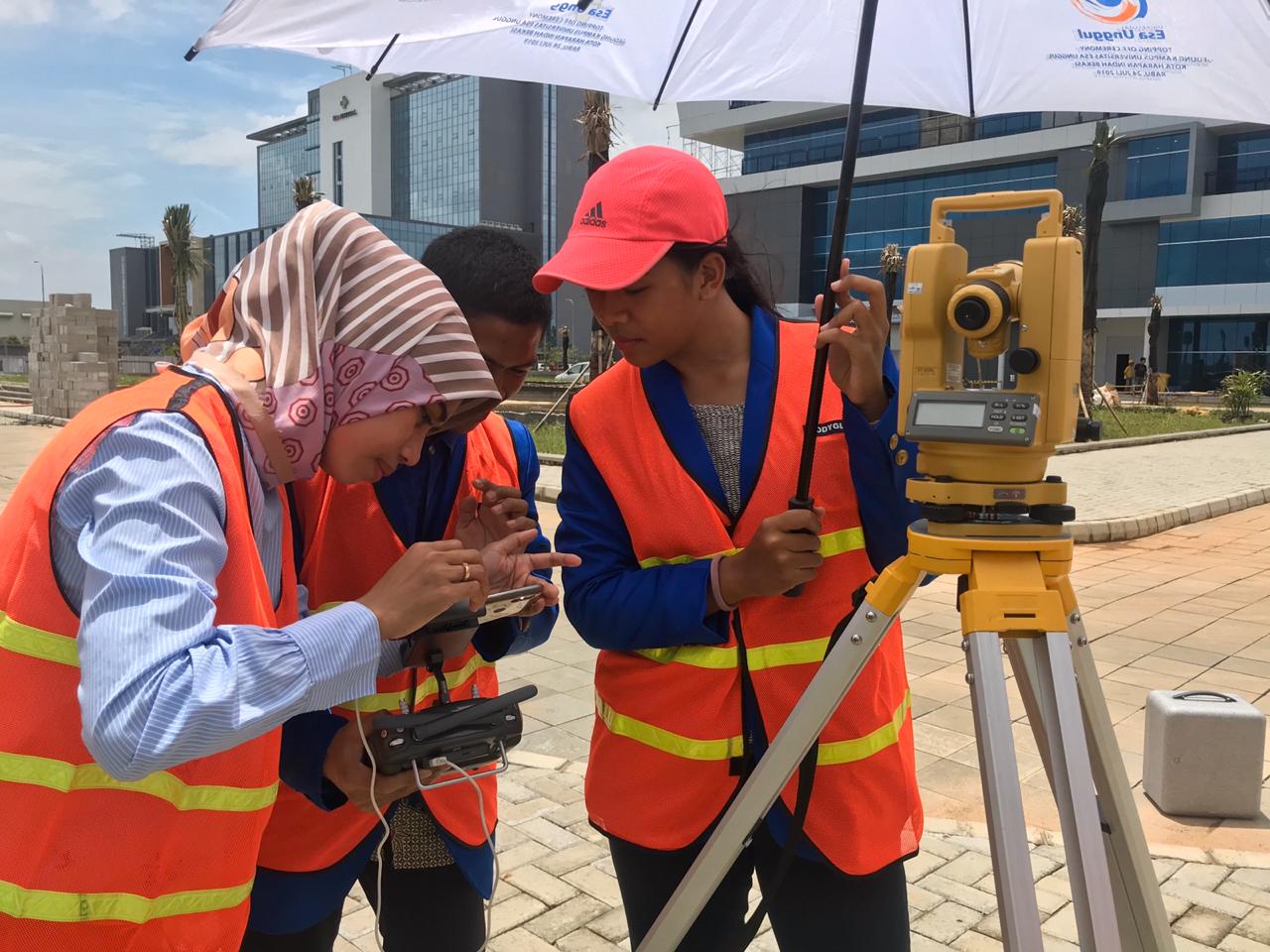 Mahasiswa Program Studi Survei dan Pemetaan Universitas Esa Unggul sedang mengikuti praktikum lapangan.