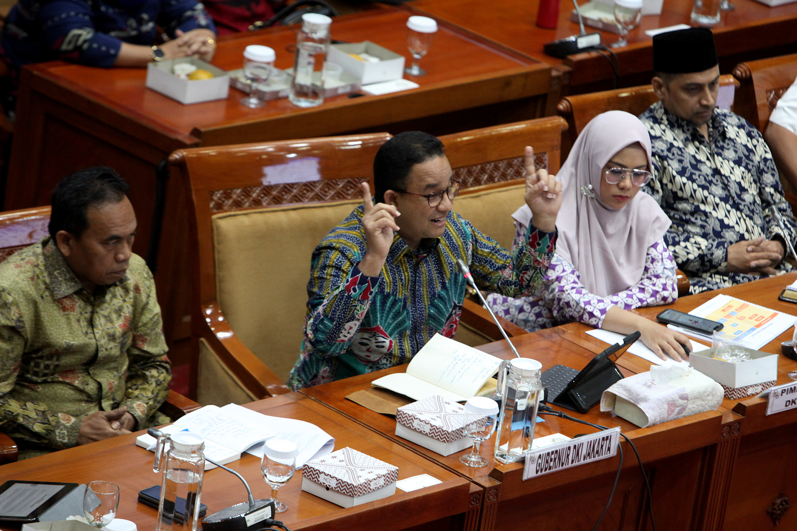 Gubernur DKI Jakarta Anies Baswedan menyampaikan pemaparan dalam rapat kerja dengan Komisi X DPR RI di Kompleks Parlemen, Jakarta.