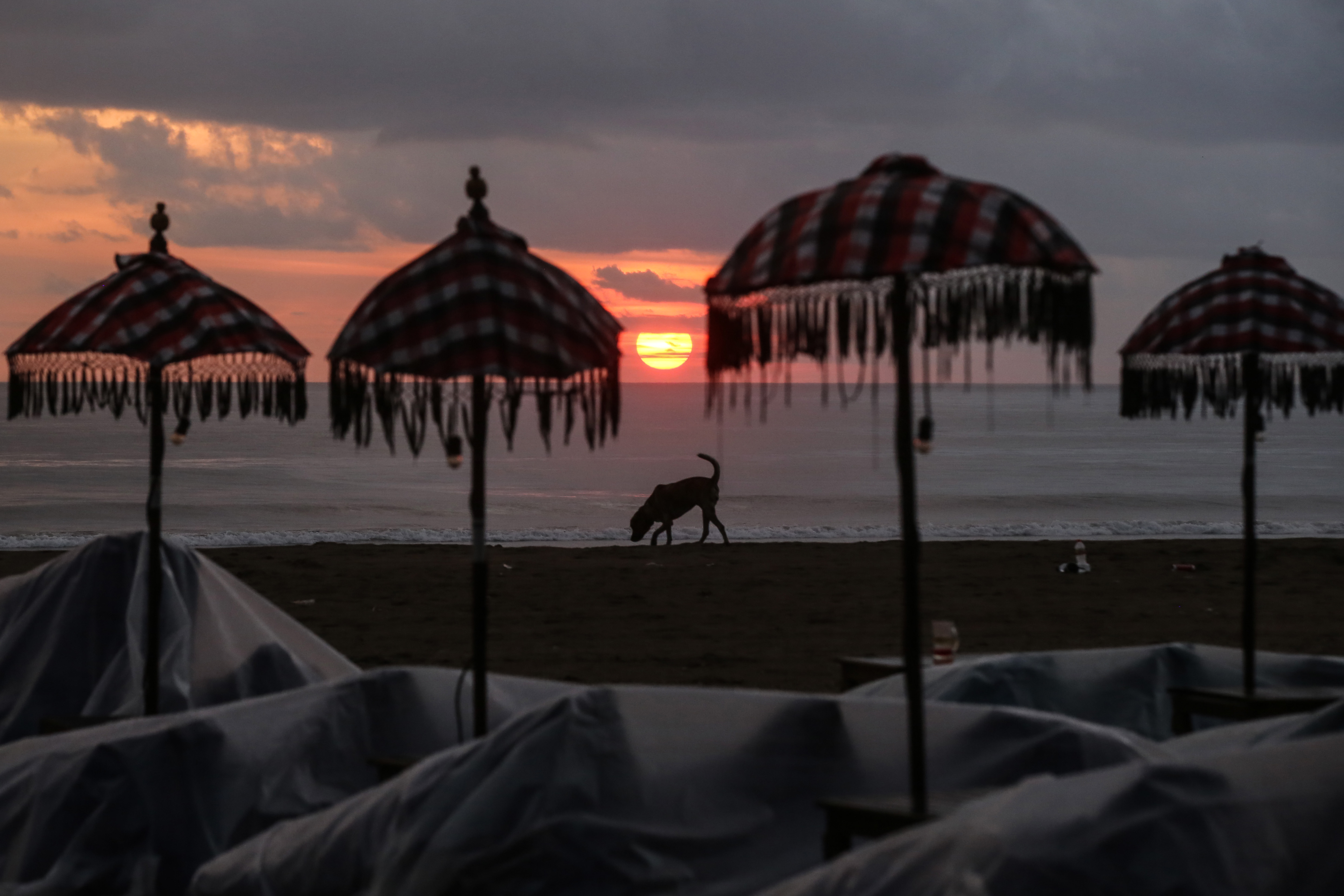 Pantai Seminyak, Bali. Pemerintah akan memberlakukan diskon hingga 50% tiket pesawat ke sejumlah daerah wisata termasuk Bali.