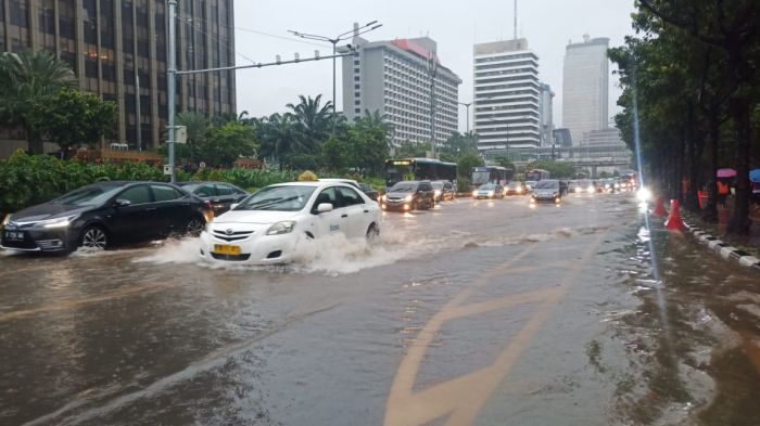 Hujan deras mengguyur Jakarta sejak Senin (24/2) malam hingga pagi ini menyebabkan 326 gardu listrik dimatikan.