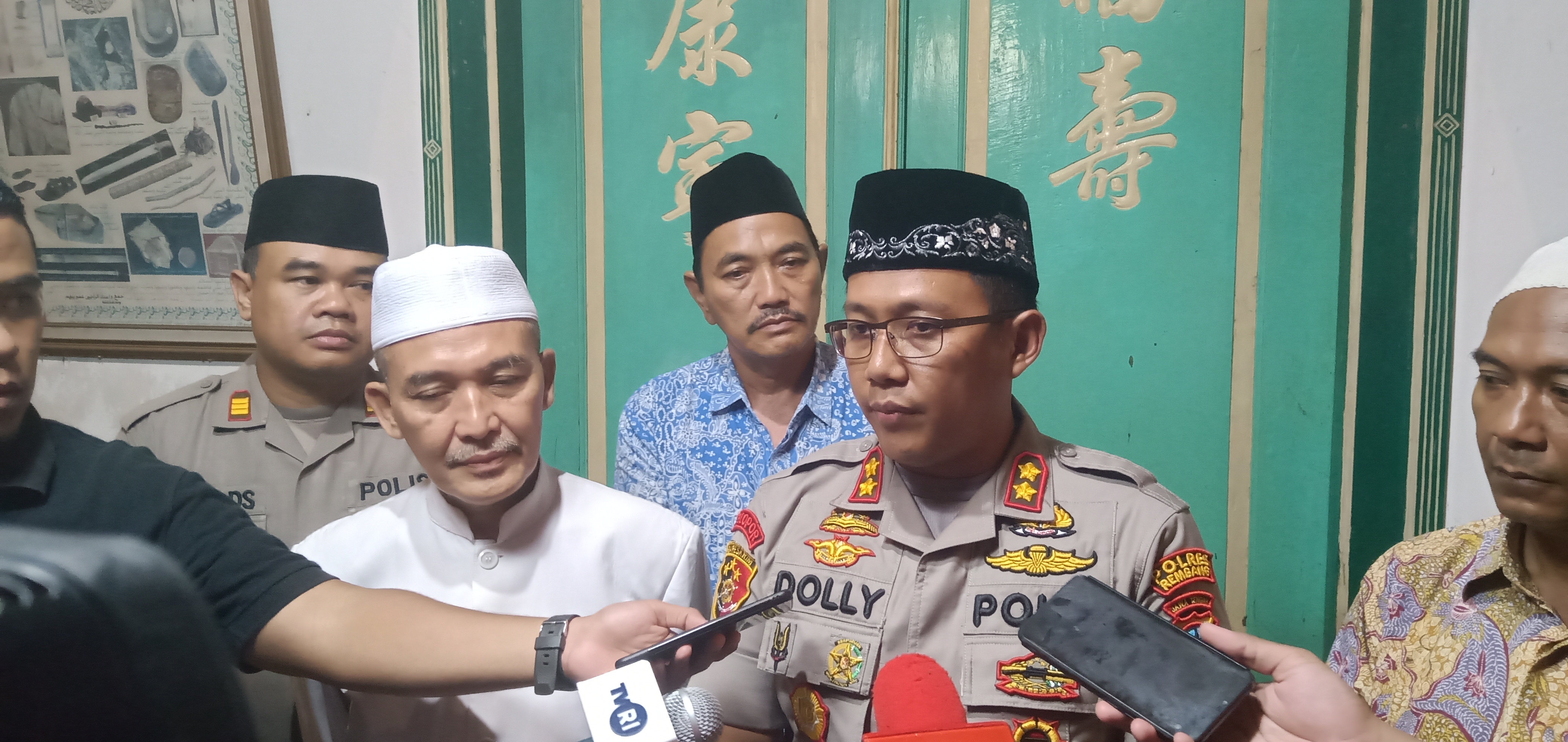 Kapolres Rembang AKBP Dolly dan pengasuh pondok pesantren Kauman, Lasem, Gus Zaim, Jumat (14/2).