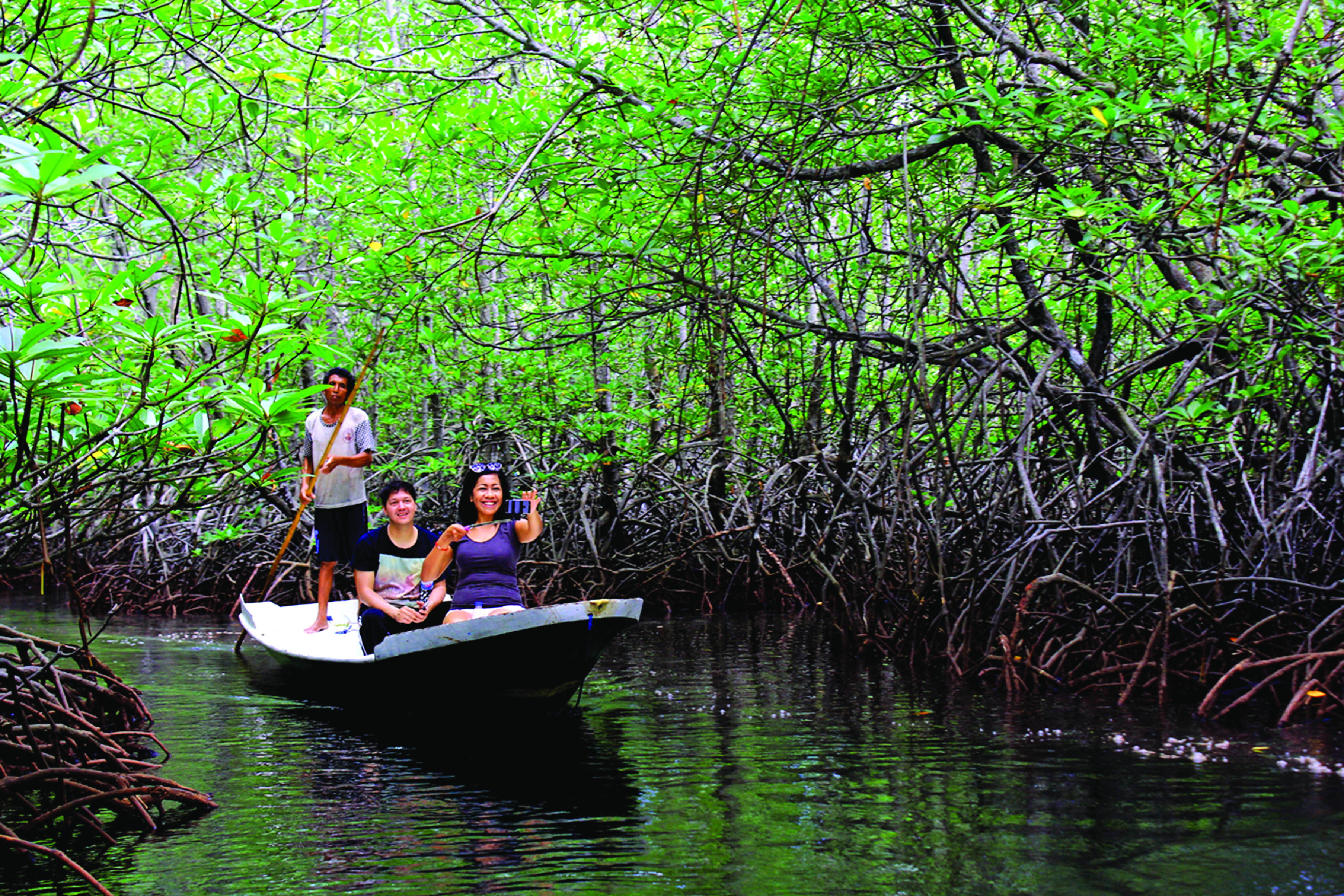 Wisatawan naik kano mengelilingi kawasan konservasi mangrove di Pulau Nusa Lembongan, Desa Jungut Batu, Kabupaten Klungkung, Bali.
