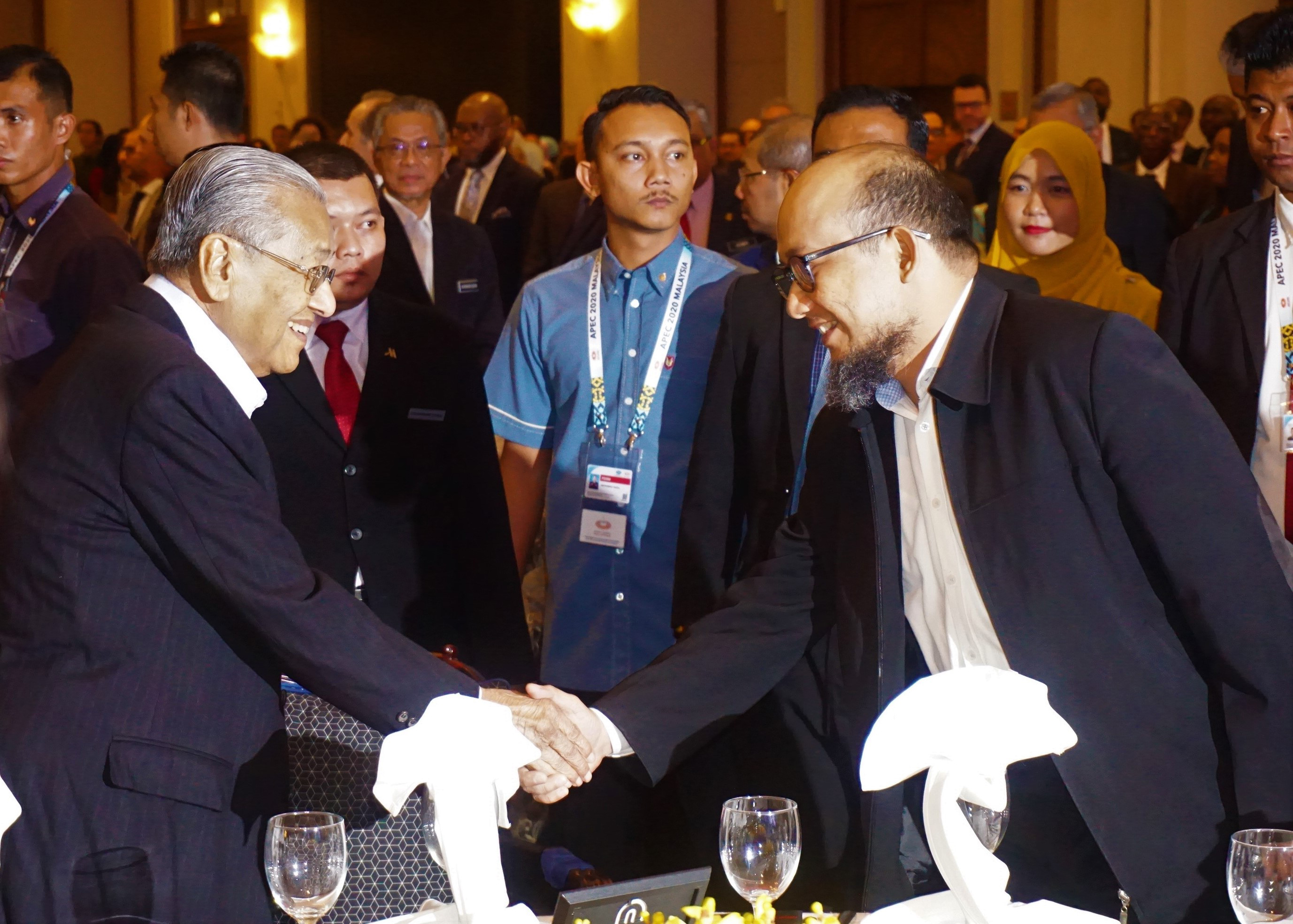 Penyidik KPK Novel Baswedan (kanan) berjabat tangan dengan PM Malaysia Mahathir Mohamad.