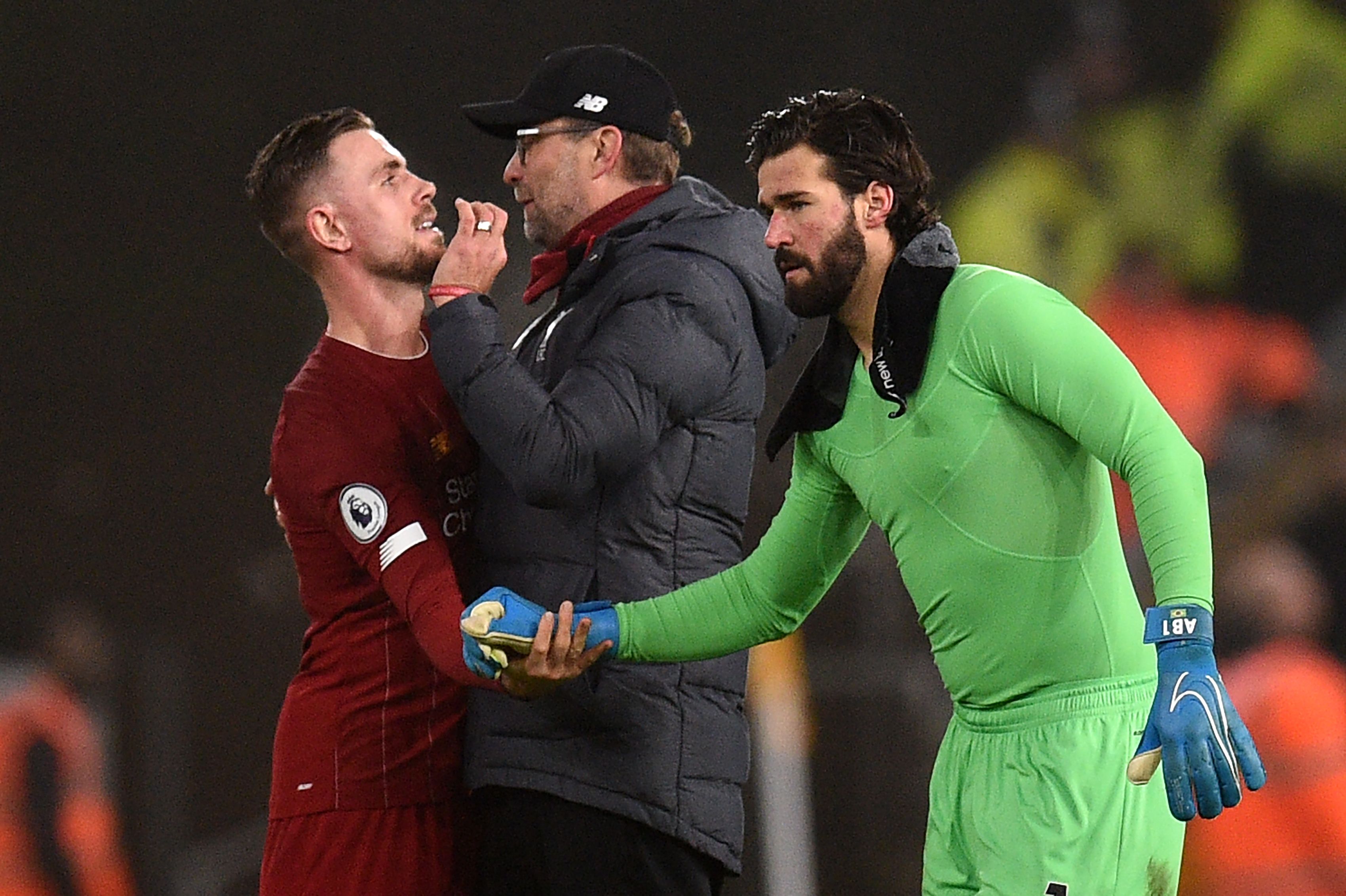 Gelandang Inggris Liverpool Jordan Henderson (kiri), manajer Liverpool asal Jerman Jurgen Klopp (tengah) dan kiper Liverpool Alisson Becker,