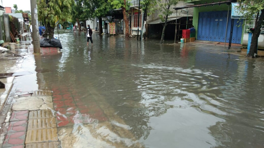 Banjir di Pekalonan sudah berlangsung beberapa hari. Ekonomi jadi lumpuh