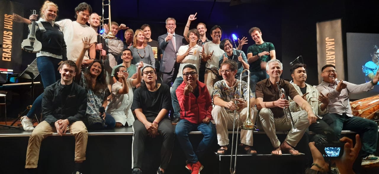 NusantEro Big Band Jazz di sela-sela latihan, di Erasmus Huis, Jakarta, Selasa (25/2).