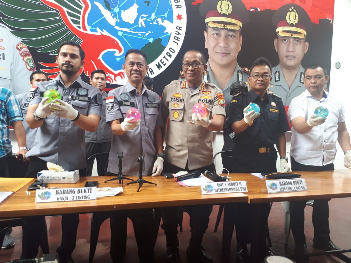 Polda Metro Jaya bersama Bea Cukai DKI Jakarta dan Bea Cukai Bandung memperlihatkan sabu cair dalam mainan anak