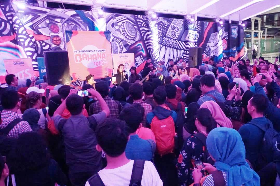 Virzha memperkenalkan single terbrunya di MRT on Stage di Terowongan Kendal.