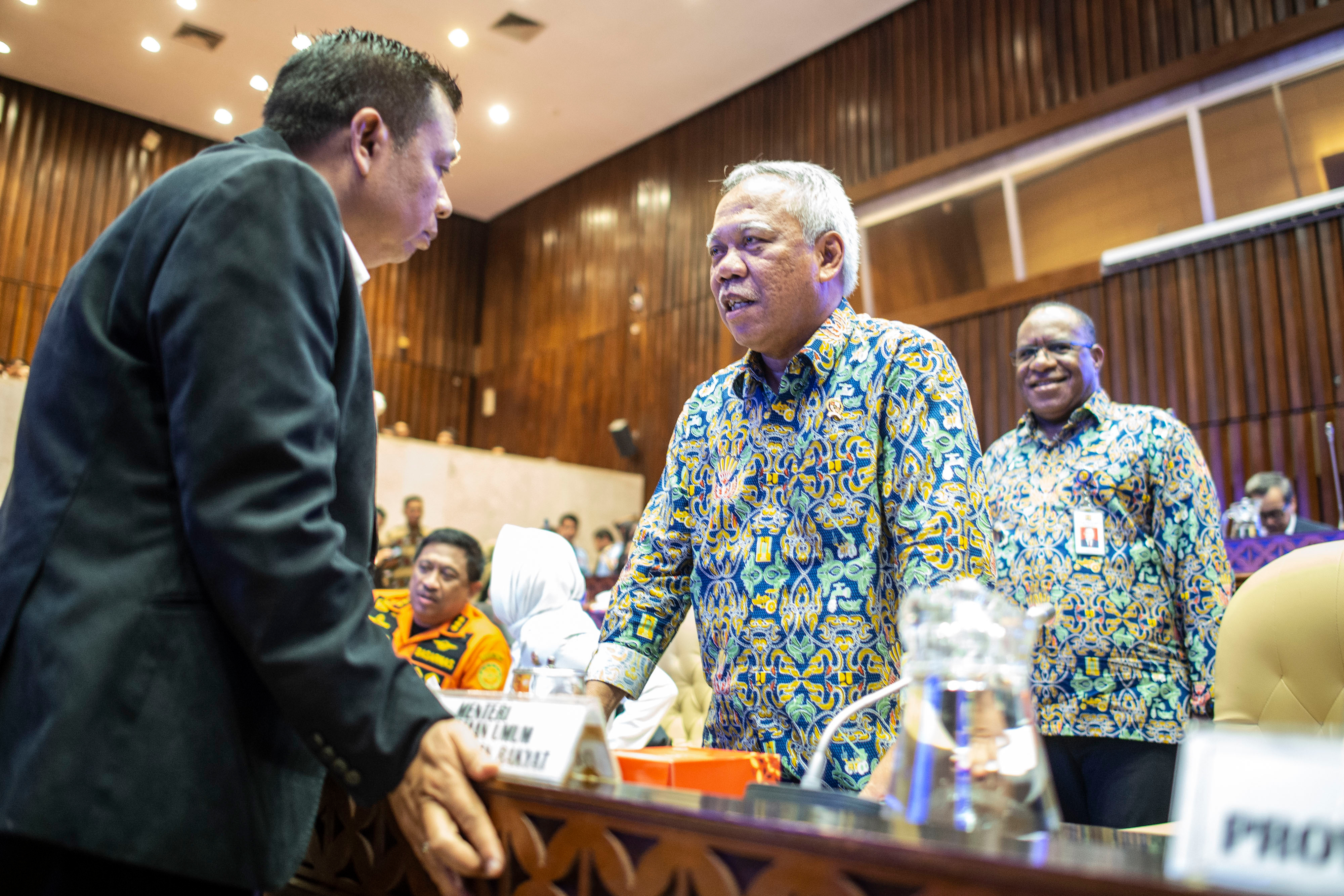 Menteri PUPR Basuki Hadimuljono (tengah) disaksiakn Wakil Menteri John Wempi (kanan) berbincang dengan Ketua Komisi V DPR Lasarus (kiri).