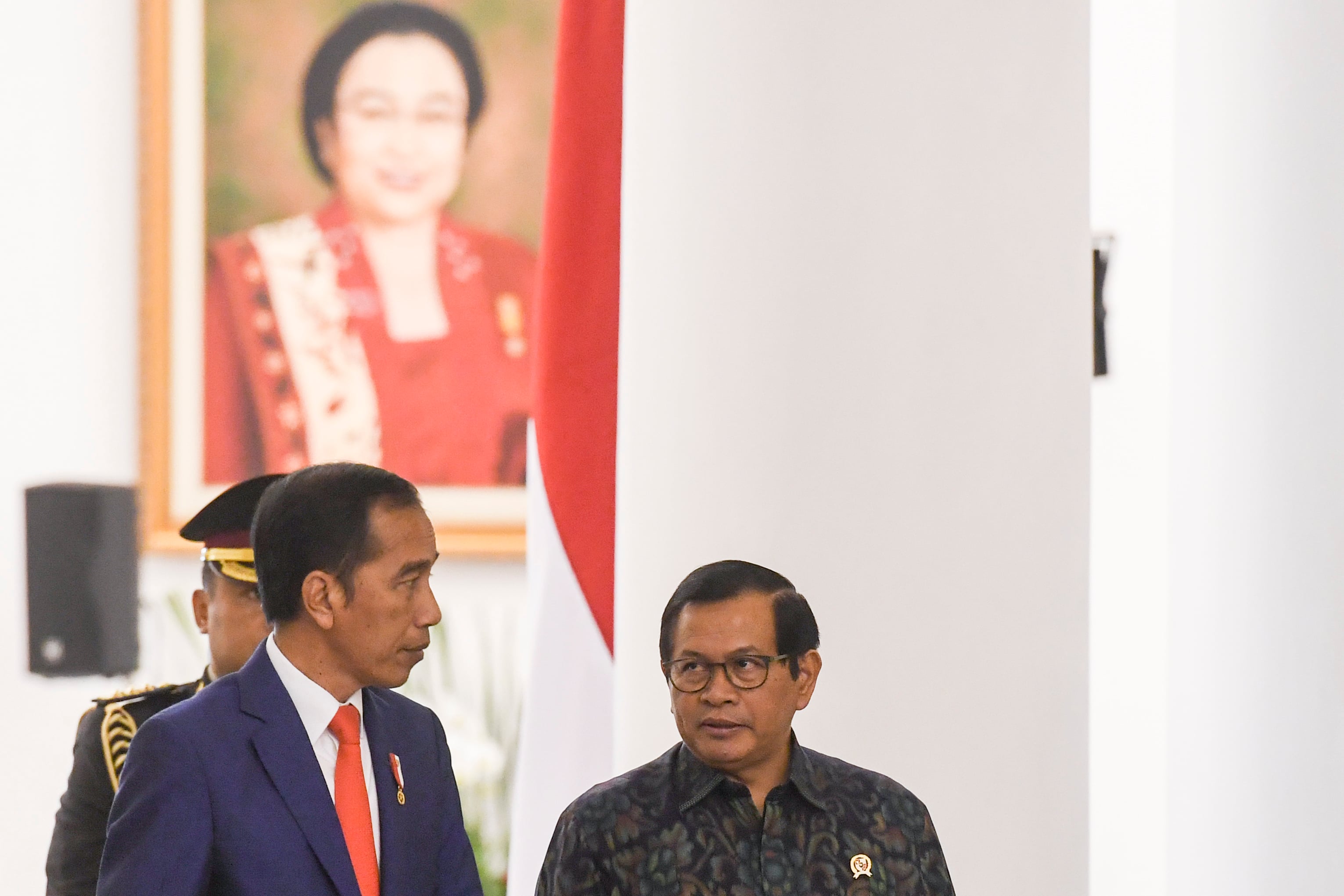 Sekretaris Kabinet Pramono Anung (kanan) mendampingi Presiden Joko Widodo
