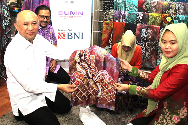Menteri Koperasi dan UMKM Teten Masduki bersama perajin Sasirangan Bordir merek NDF Nisa Aridho.