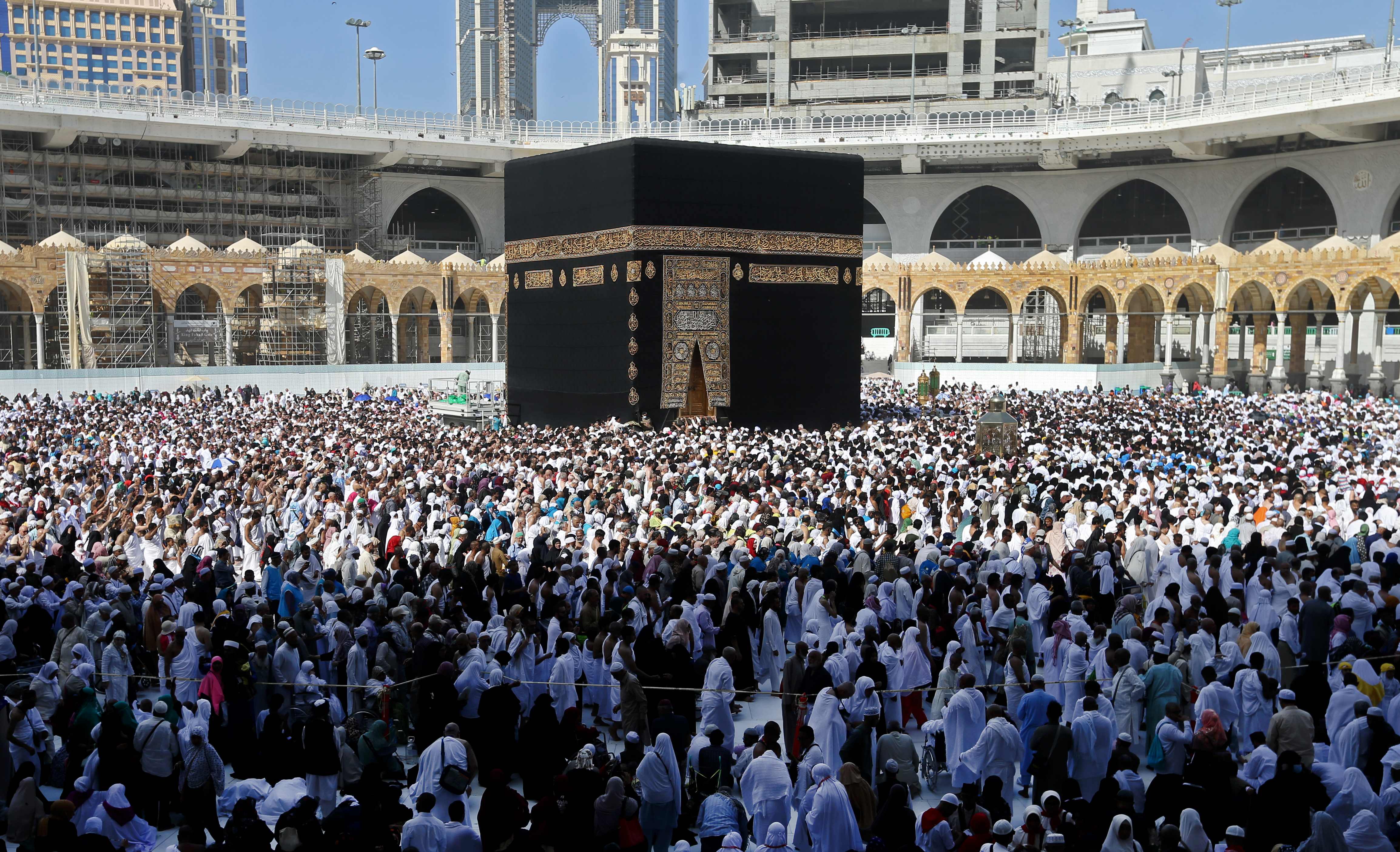 Umat muslim melakukan tawaf mengelilingi ka'bah sebagai bagian dari ibadah umroh di Mekah, Arab Saudi, hari ini.
