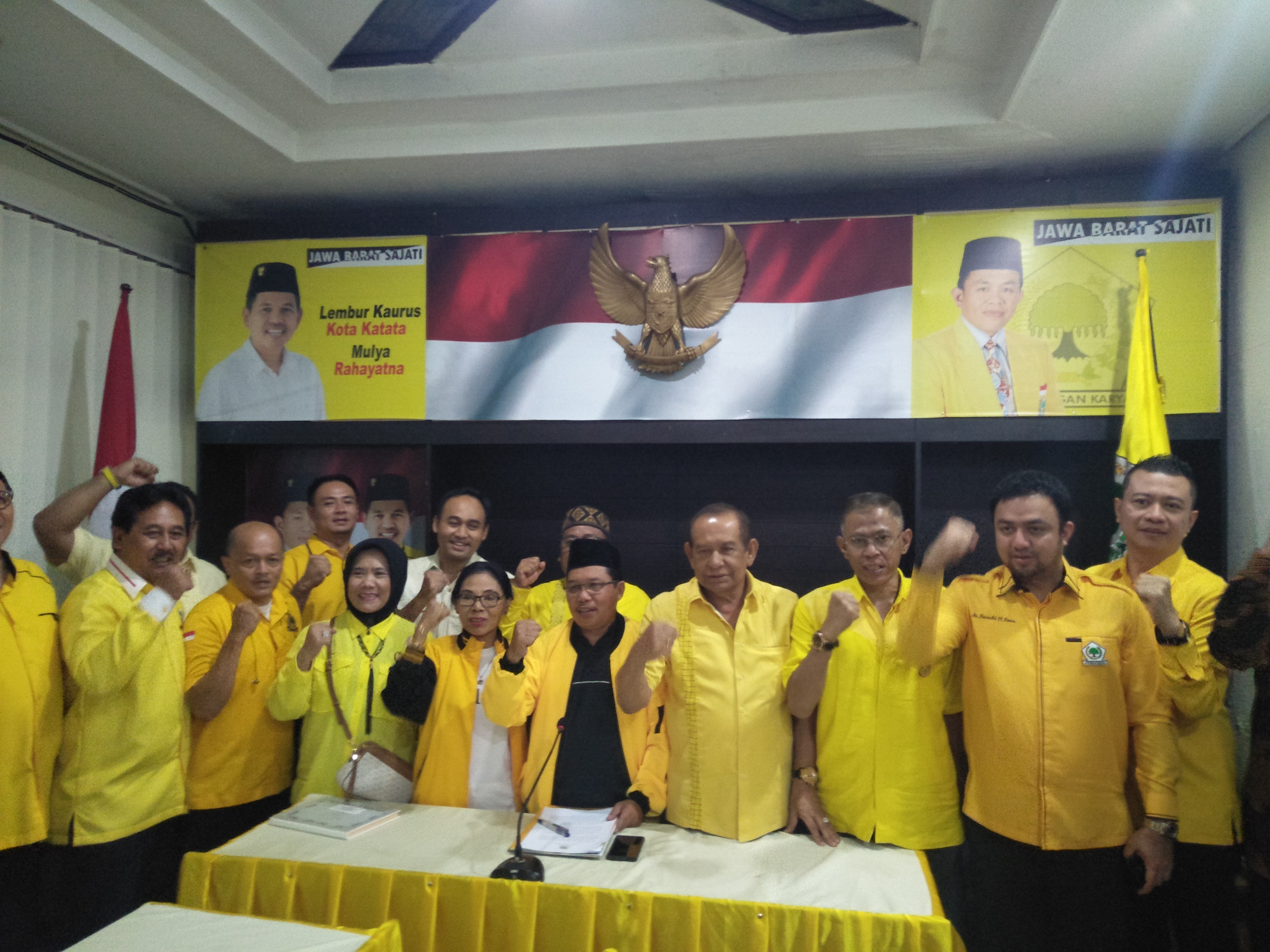 Pengurus golkar kabupaten/kota saat mendeklarasikan dukung untuk Ade Barkah.