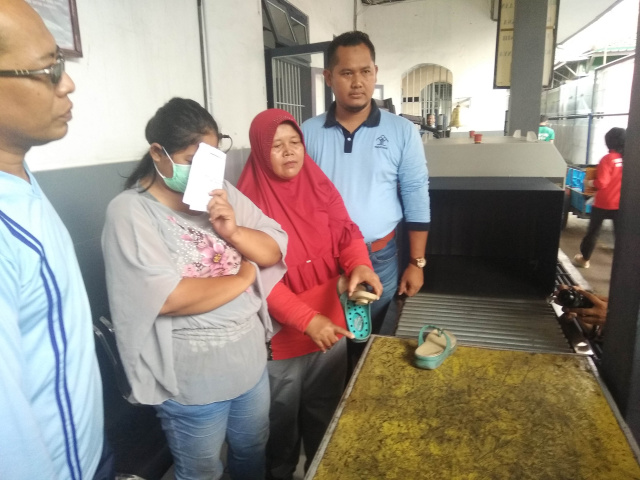 Pembesuk (menutup wajah) kedapatan bawa sabu di sandalnya.