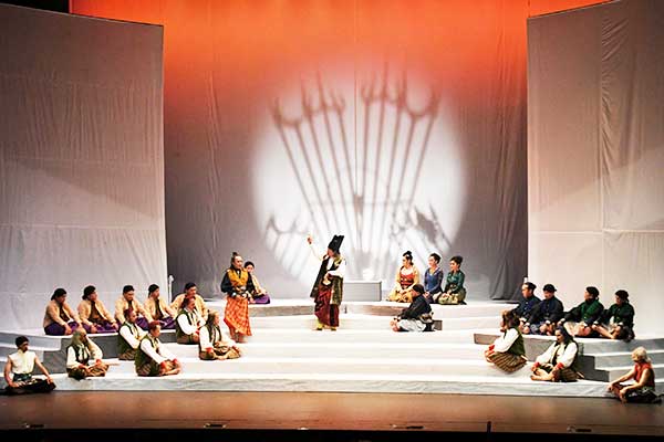 Aksi pemain teater dalam memerankan mahakarya WS Rendra, berjudul Panembahan Reso di Ciputra Artpreneur Theater, Jakarta, Jumat (24/1/2020).