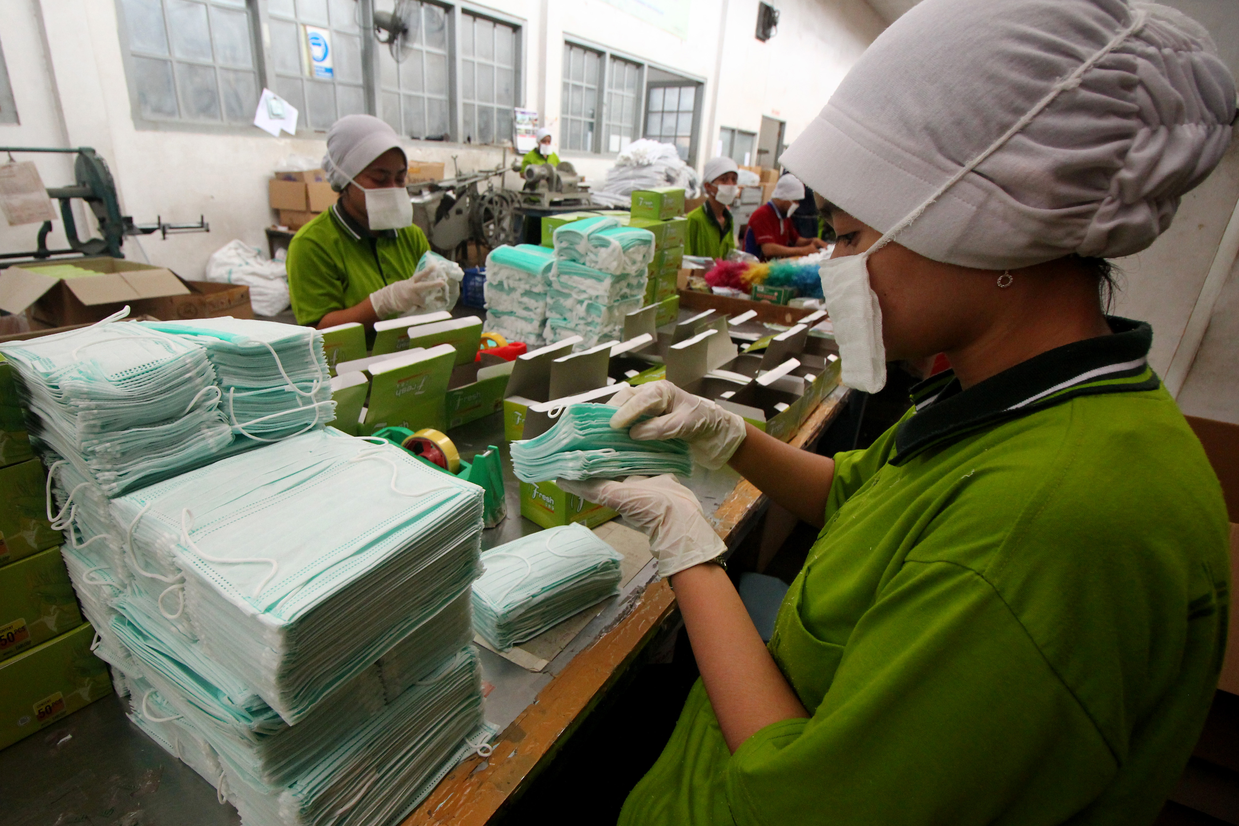 PMI Pusat mengirimkan 20 ribu masker untuk masyarakat di Natuna, Kepri guna menangkal wabah virus korona. 