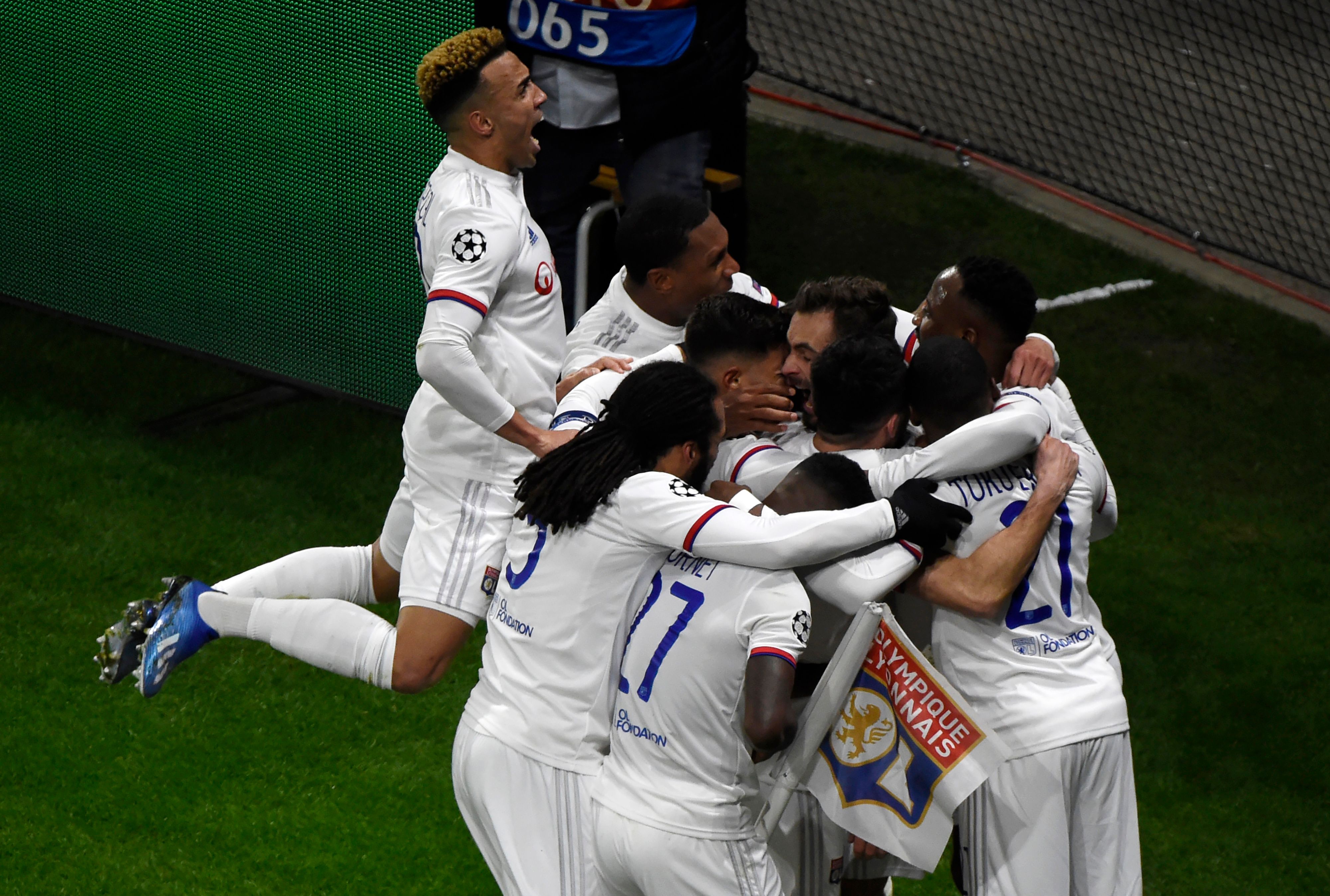 Para pemain Lyon melakukan selebrasi usai mencetak gol ke gawang Juventus dalam laga Liga Champions