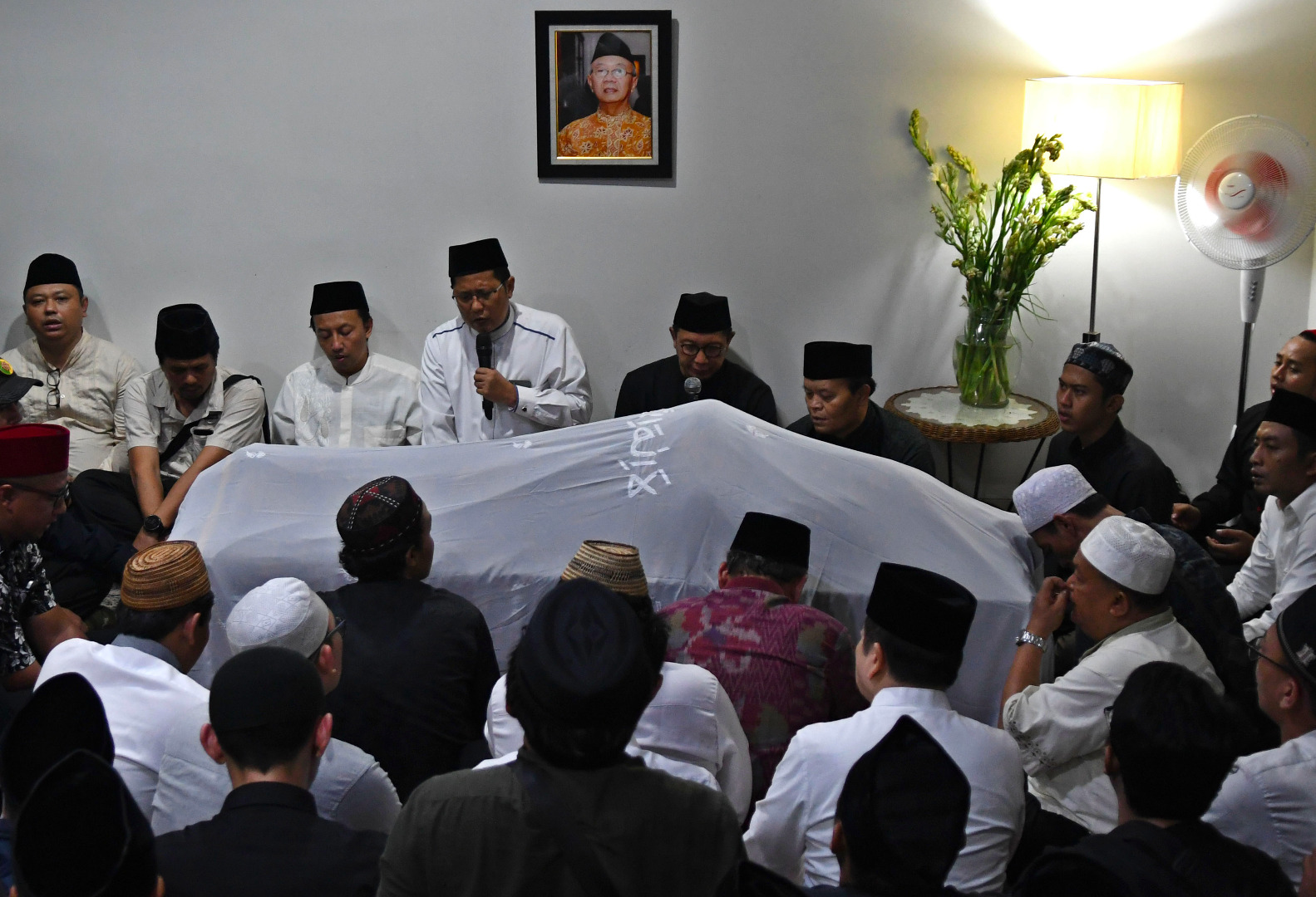 Kerabat dan rekan berdoa di depan jenazah KH Salahuddin Wahid atau Gus Sholah di Mampang Prapatan, Jakarta, Senin (3/2/2020) dinhari