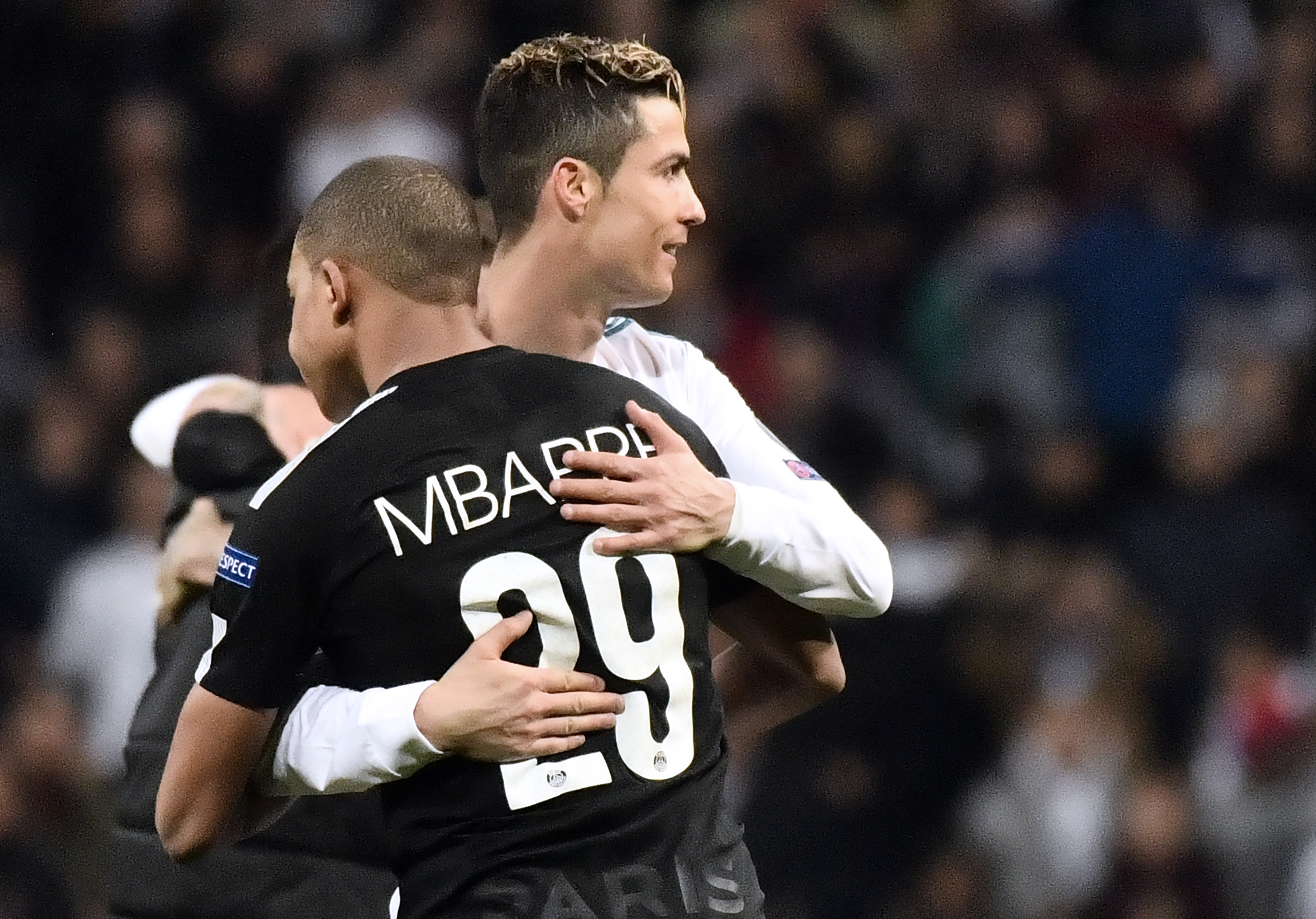 Cristiano Ronaldo (kanan) memeluk pemain depan Prancis Paris Saint-Germain Kylian Mbappe