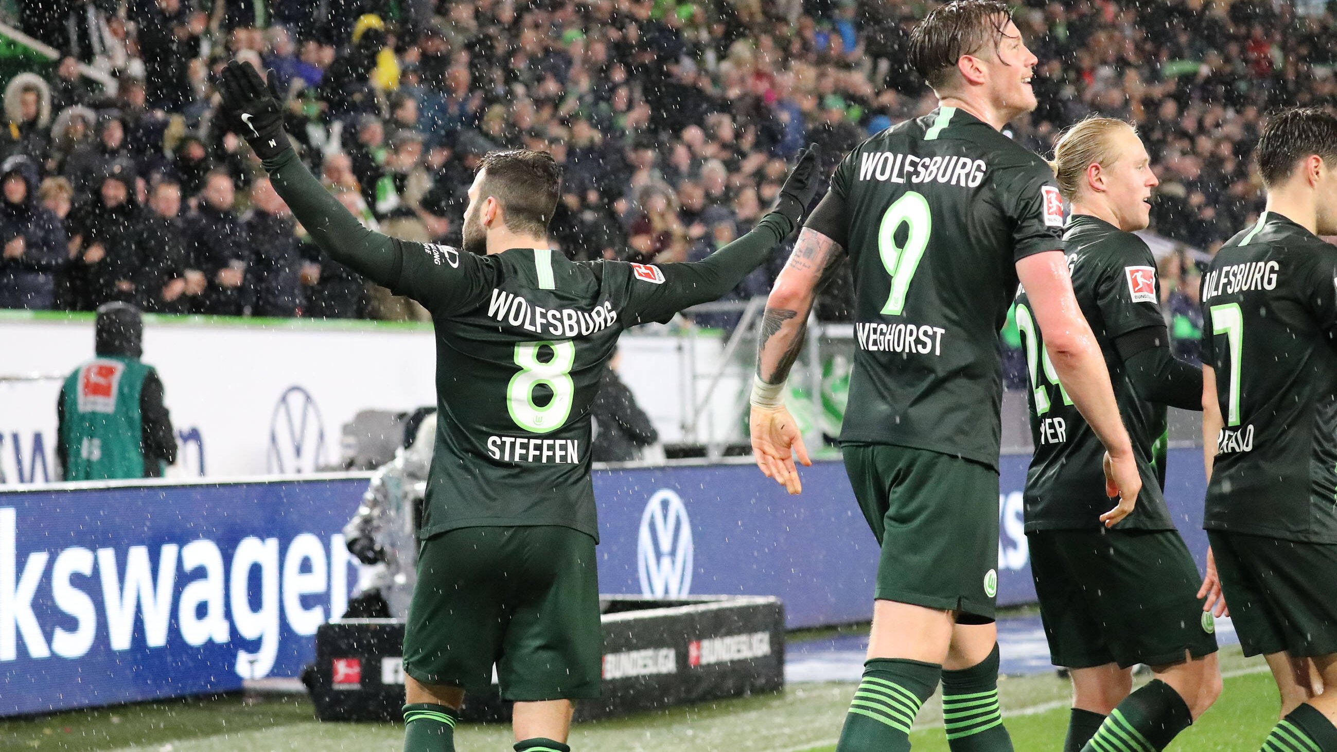 Para pemain Wolfsburg melakukan selebrasi usai mencetak gol ke gawang Mainz