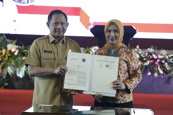 Direktur Utama Pertamina, Nicke Widyawati (kiri), Menteri Dalam Negeri, Muhammad Tito Karnavian (kanan)