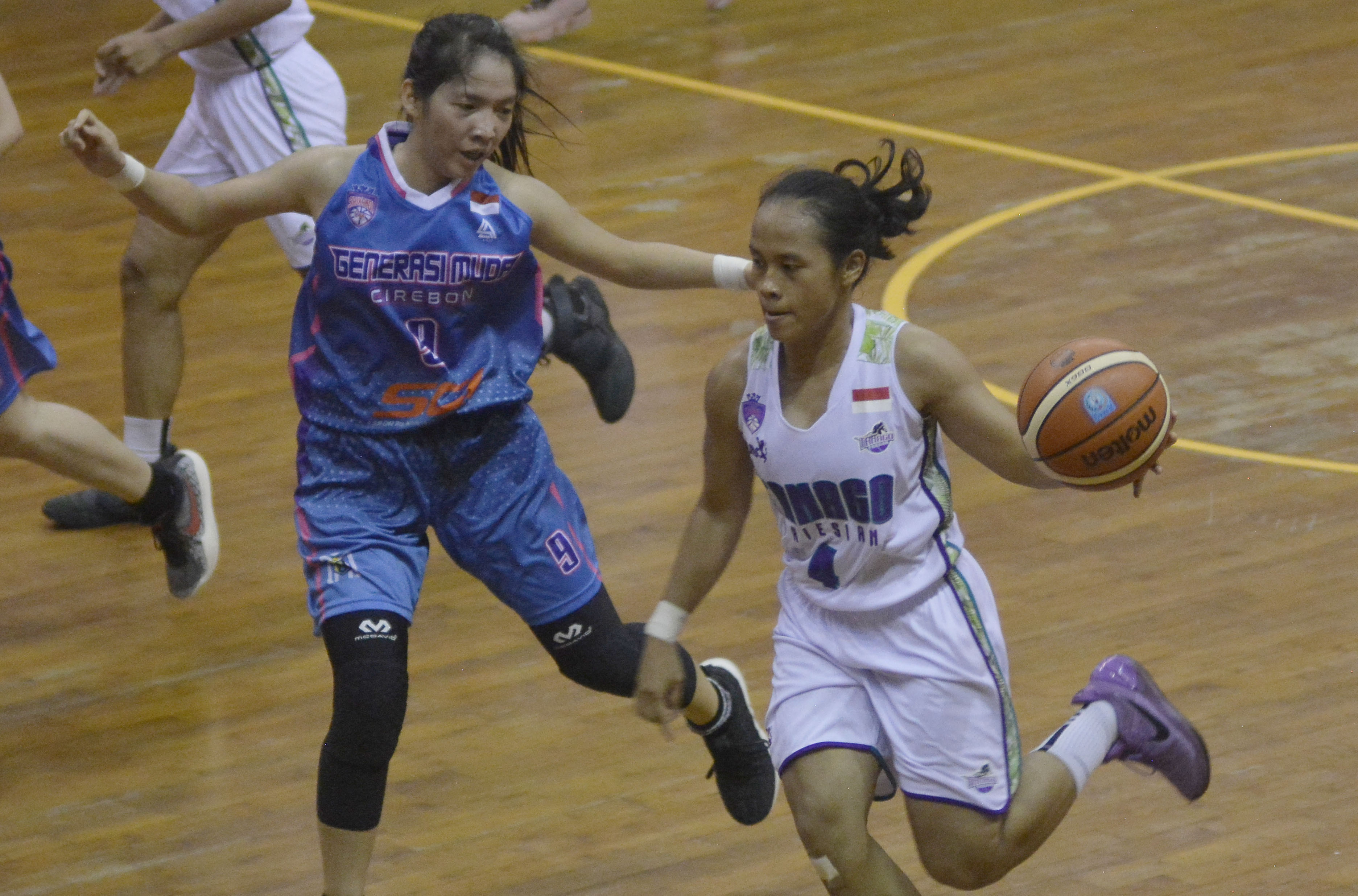 Pemain GMC Cirebon Deniece Adriana Gunarto (kiri) menjaga gerakan pemain Tanago Friesian Jakarta, Tiara Aulia Denaya. 