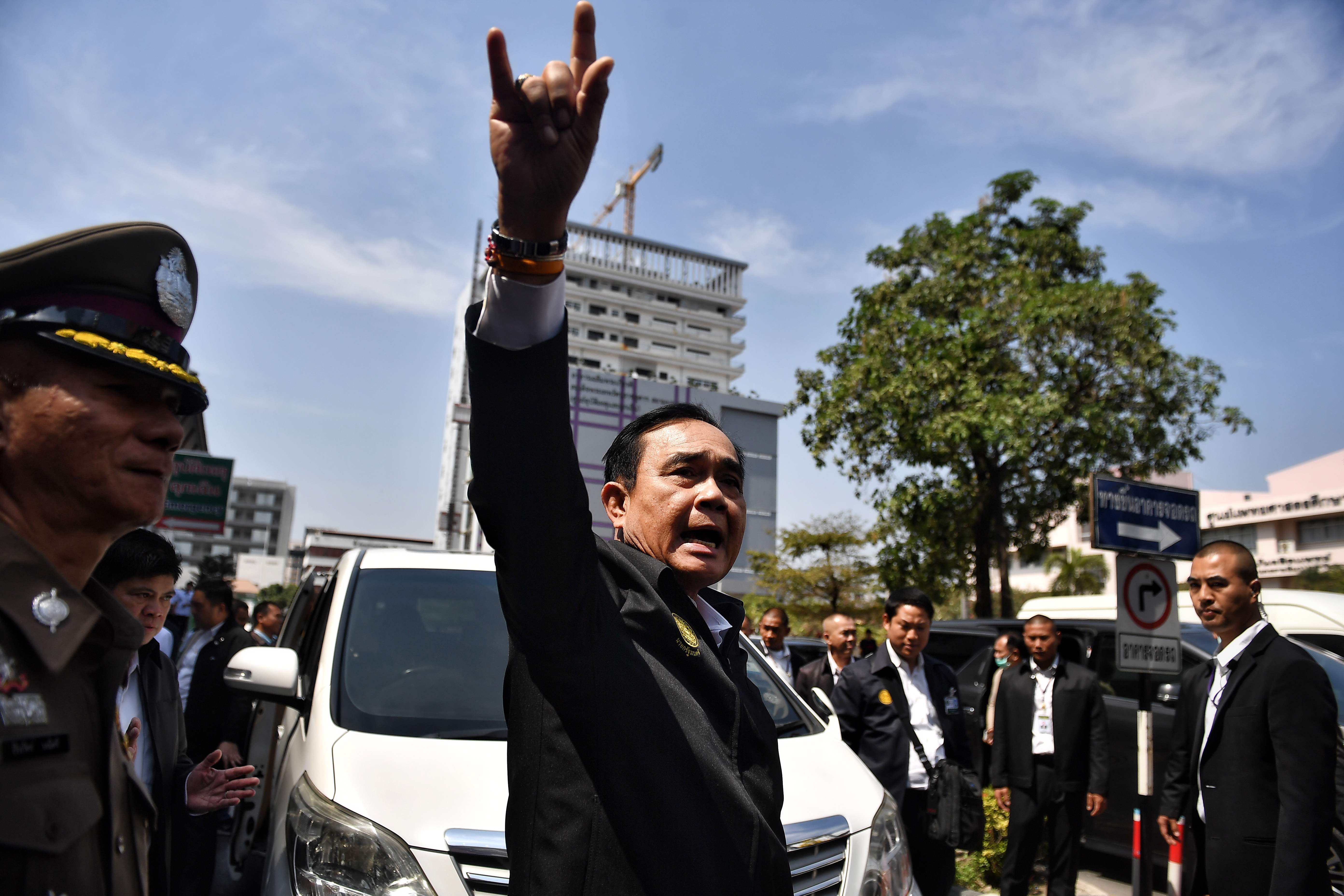 Perdana Menteri Thailand Prayut Chan-O-Cha menyapa warga di depan rumah sakit Maharat Nakhon Ratchasima tempat korban penembakan dirawat.