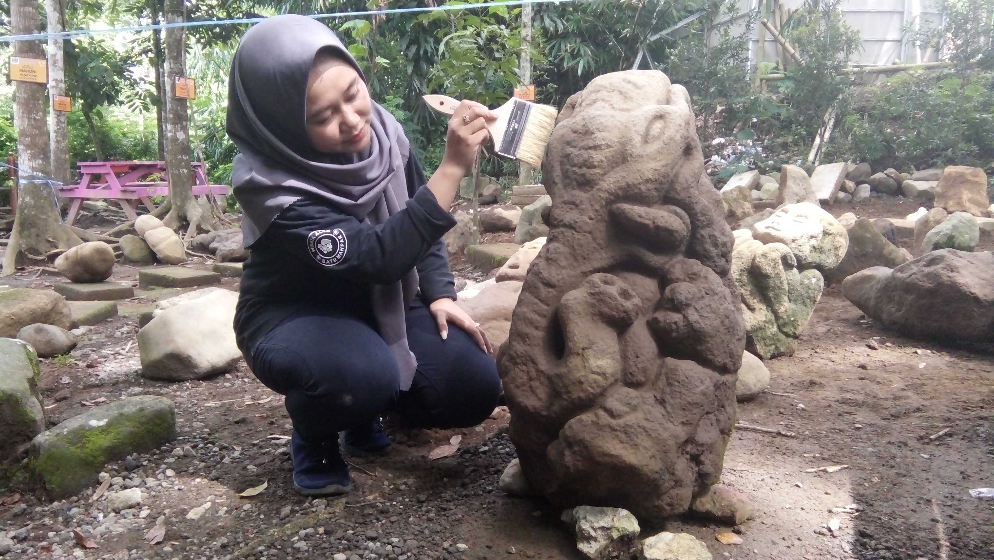 Petugas membersihkan patung ganesha yang ditemukan di obyek wisata Batu Mahpar, Tasikmalaya