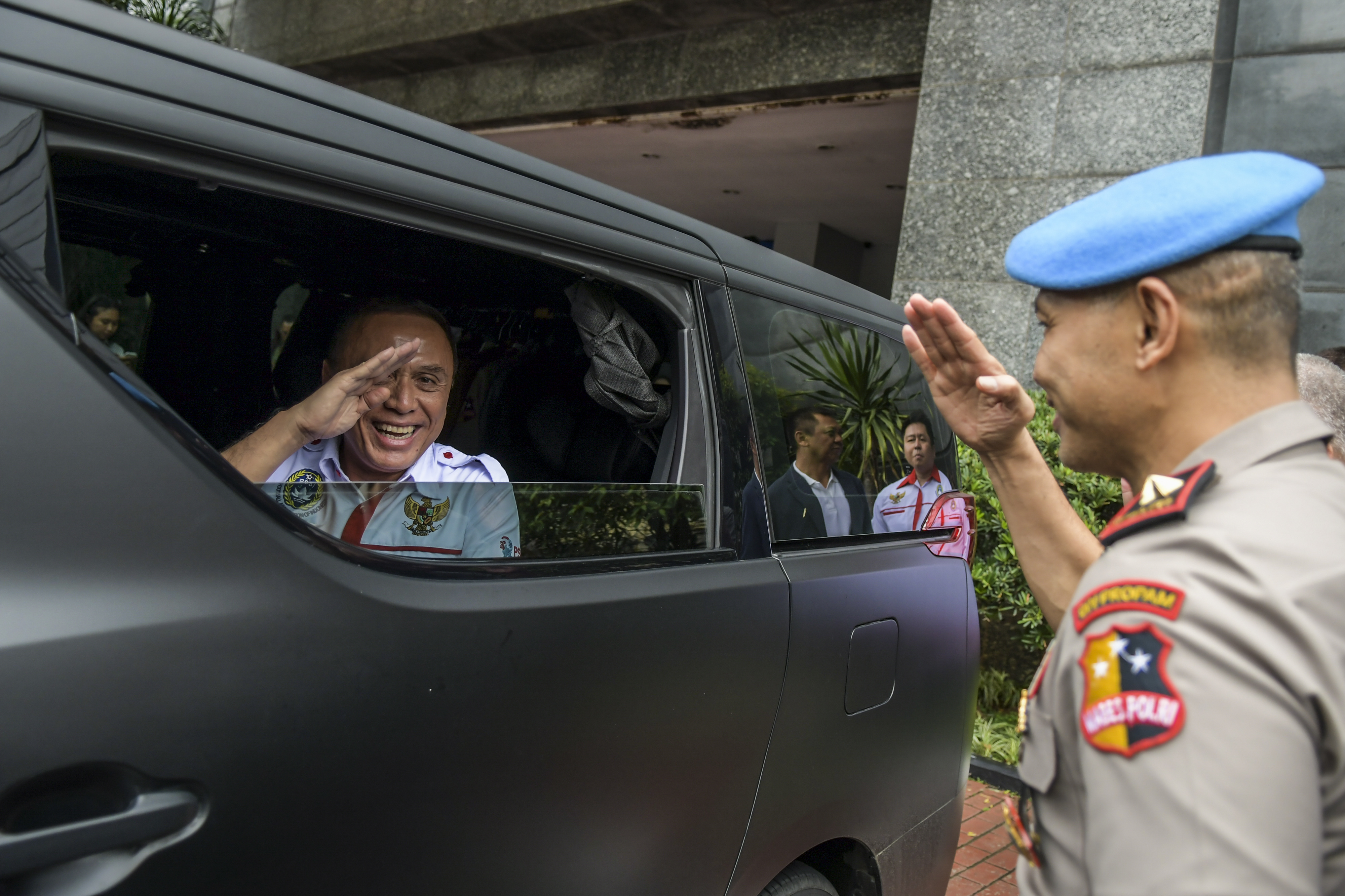 Ketum PSSI Mochamad Iriawan (kiri) memberi hormat ke Ketua Satgas Antimafia Bola Brigjen Hendro Pandowo (kanan) Jakarta, Selasa (25/2).