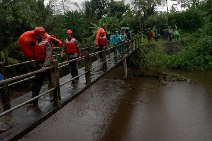 Petugas melakukan penyisiran Kali Sempor, Turi, Sleman, D.I Yogyakarta, Jumat (21/2/2020). 