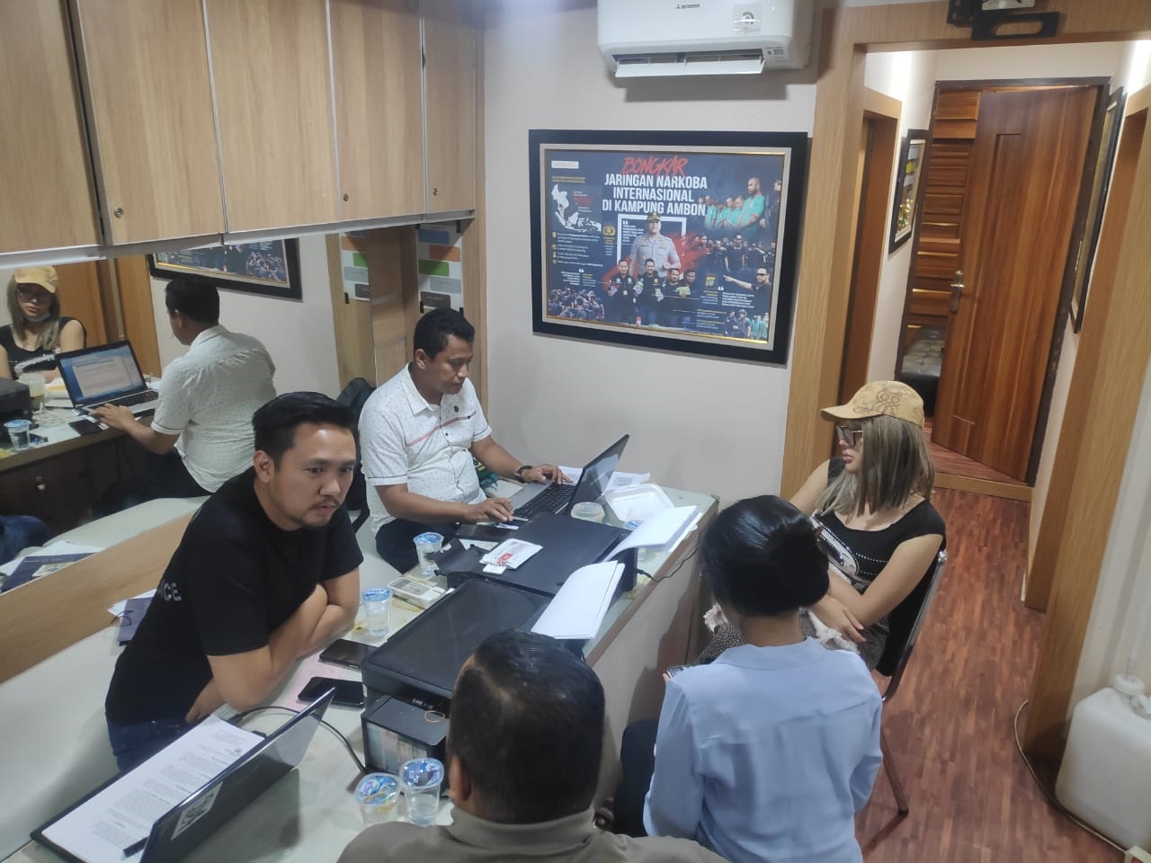 Lucinta Luna (Baju hitam dengan topi) saat sedang berada di kantor polisi