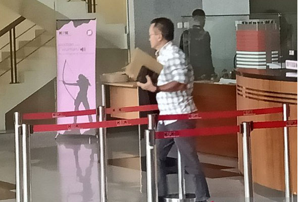 Direktur Utama PT Mabua Harley Davidson Djonnie Rahmat tiba di gedung Komisi Pemberantasan Korupsi (KPK), Jakarta, Selasa (4/2)