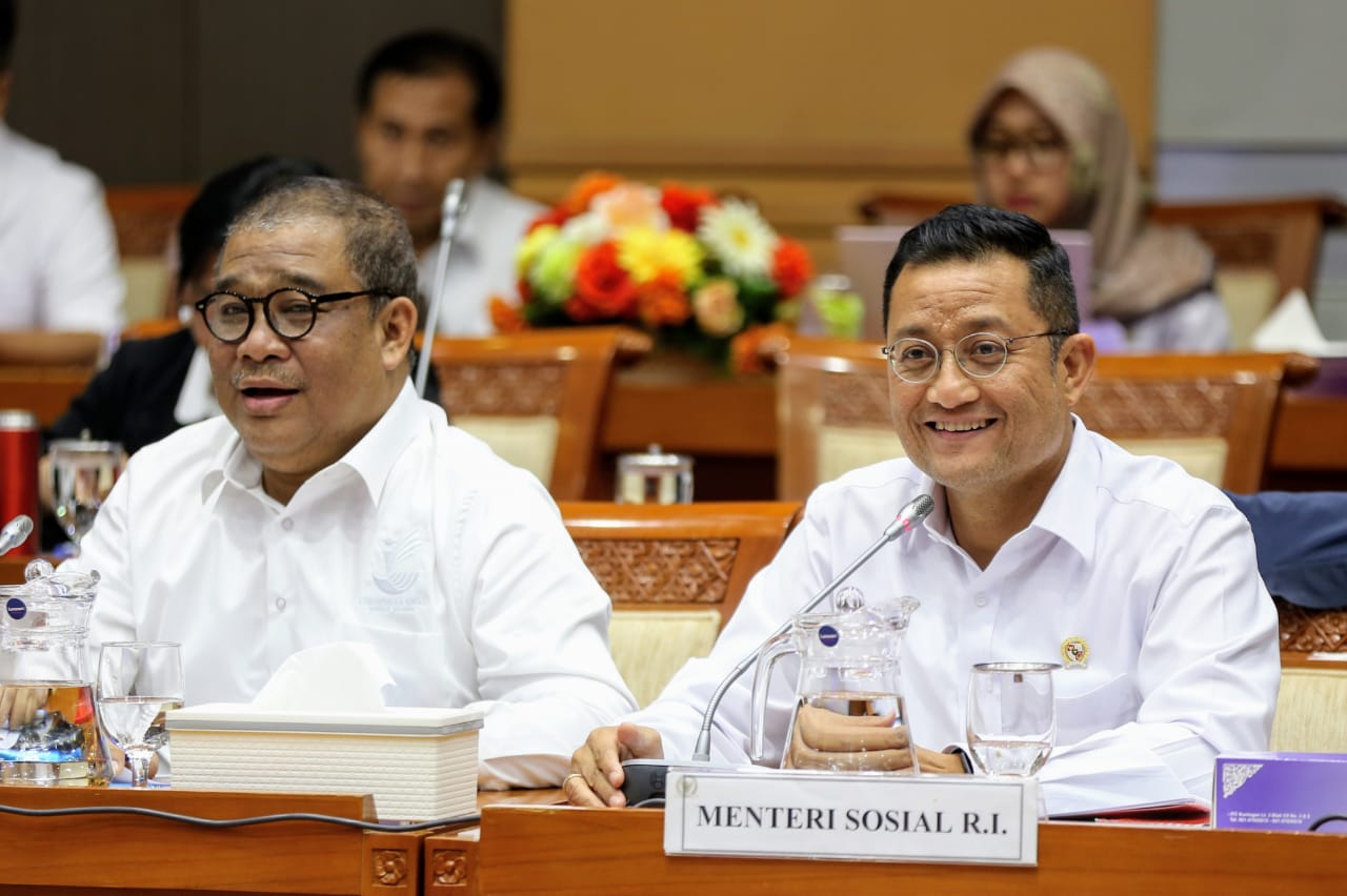 Mensos Juliari P Batubara (kanan) di hadapan Komisi VIII DPR RI.