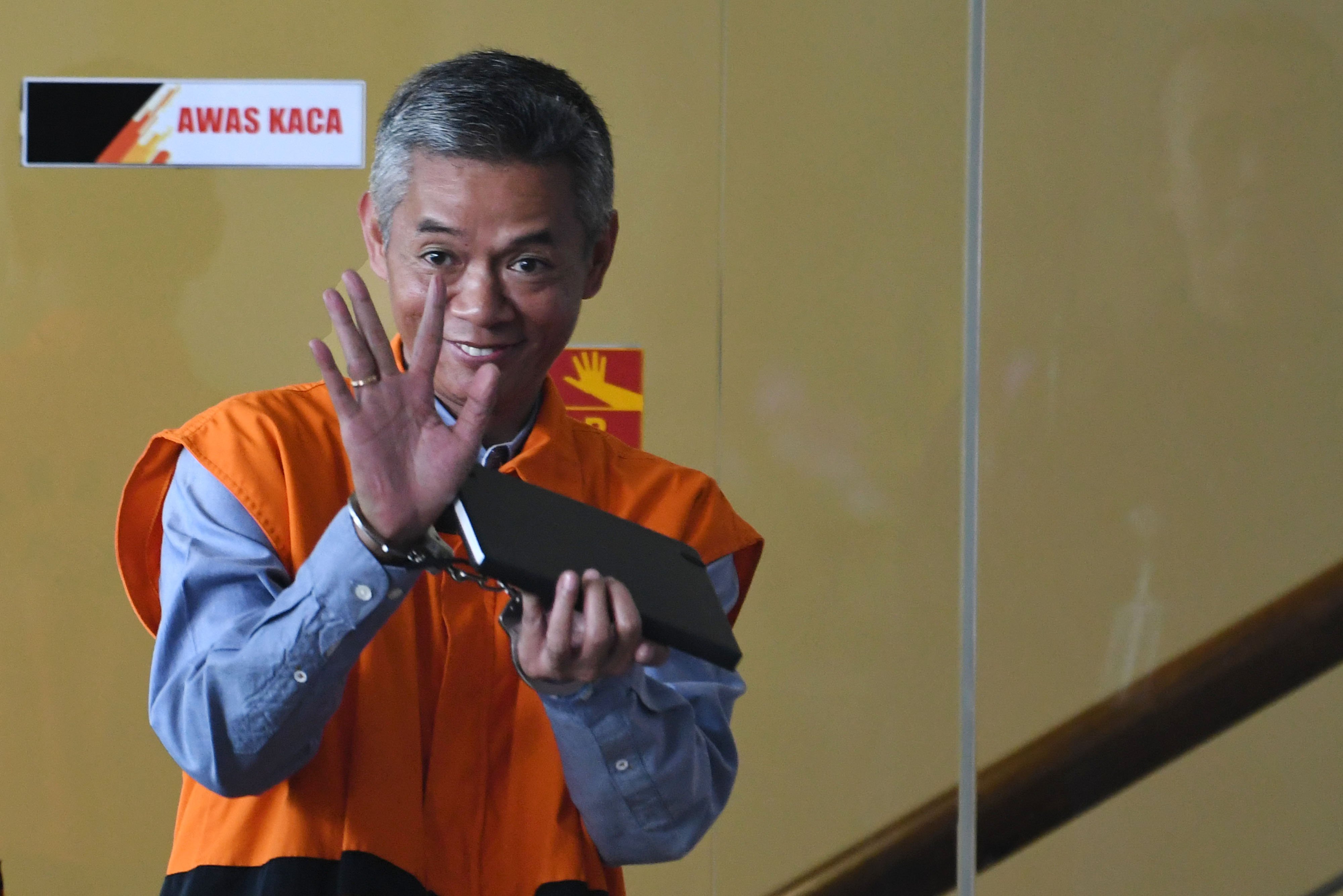  Tersangka mantan Komisioner KPU Wahyu Setiawan melambaikan tangan ke arah wartawan saat akan menjalani pemeriksaan di gedung KPK, Jakarta.