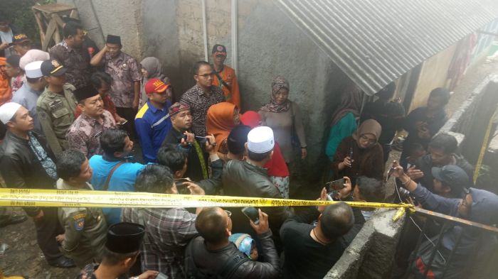 Bupati Bogor Ade Yasin (jilbab oranye) meninjau lokasi terjadi longsor di Desa Banjarwangi Kecamatan Ciawi, Kabupaten Bogor, Kamis (20/2)