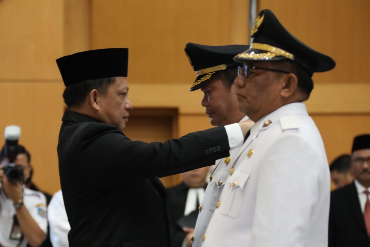 Menteri Dalam Negeri Tito Karnavian,  melantik Elly Engelbert Lasut-Moktar Arunde Parapaga sebagai Bupati-Wakil Bupati Kepulauan Talaud.
