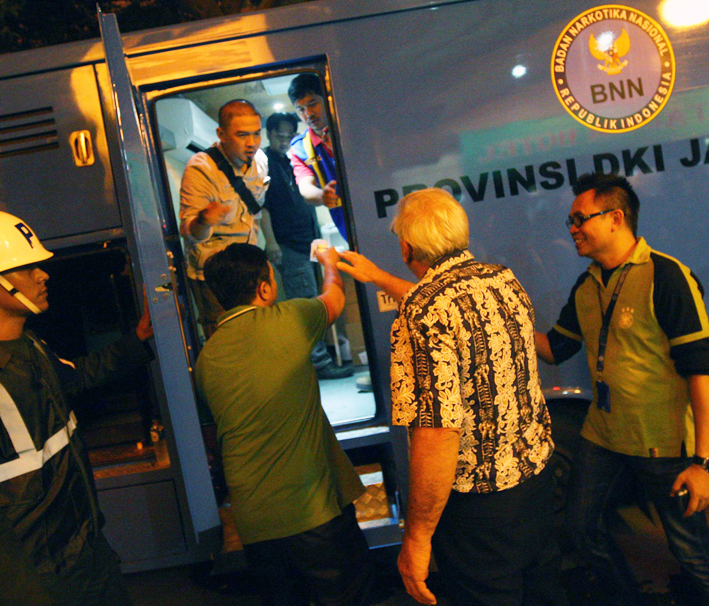  Seorang warga negara asing diminta menjalani tes urine saat razia narkoba di sebuah tempat hiburan malam di Hayam Wuruk