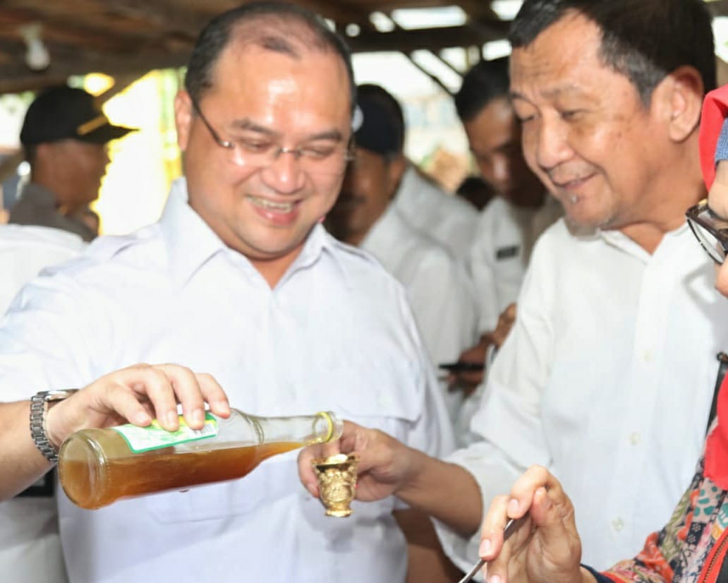 Gubernur Babel Erzaldi Rosman Djohan memperkenalkan madu pelawa kepada Perwakilan dari Dirjen Kementerian Desa PDTT