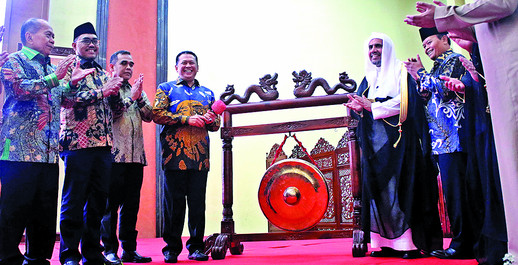  Ketua MPR Bambang Soesatyo (keempat kiri) didampingi para Wakil Ketua MPR dan disaksikan Sekjen Liga Islam