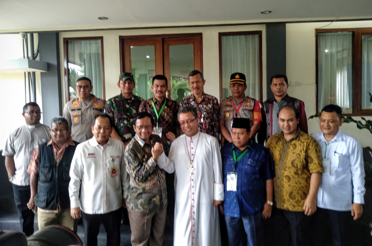 Menkopolhukam Mahfud MD pada Kamis (27/2) bertemu Uskup Pangkal Pinang Mgr. Adrianus Sunarko, Kota Pangkalpinang, hari ini