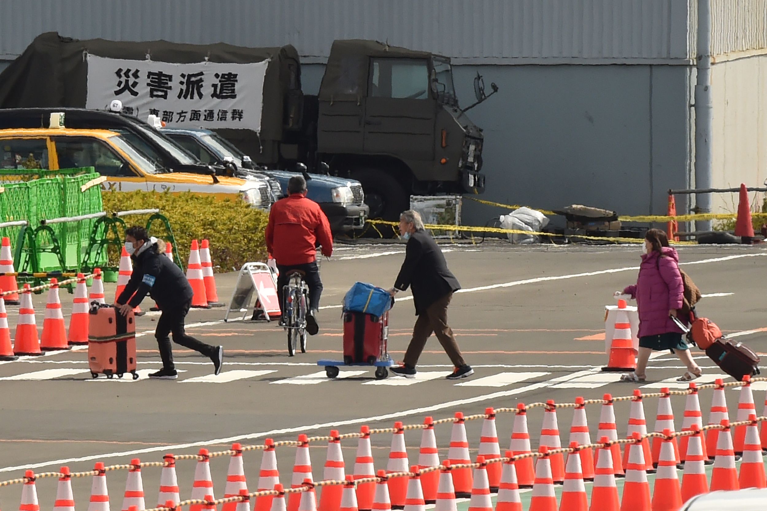 Penumpang meninggalkan kapal pesiar Diamond Princess usai dipastikan negatif virus korona.