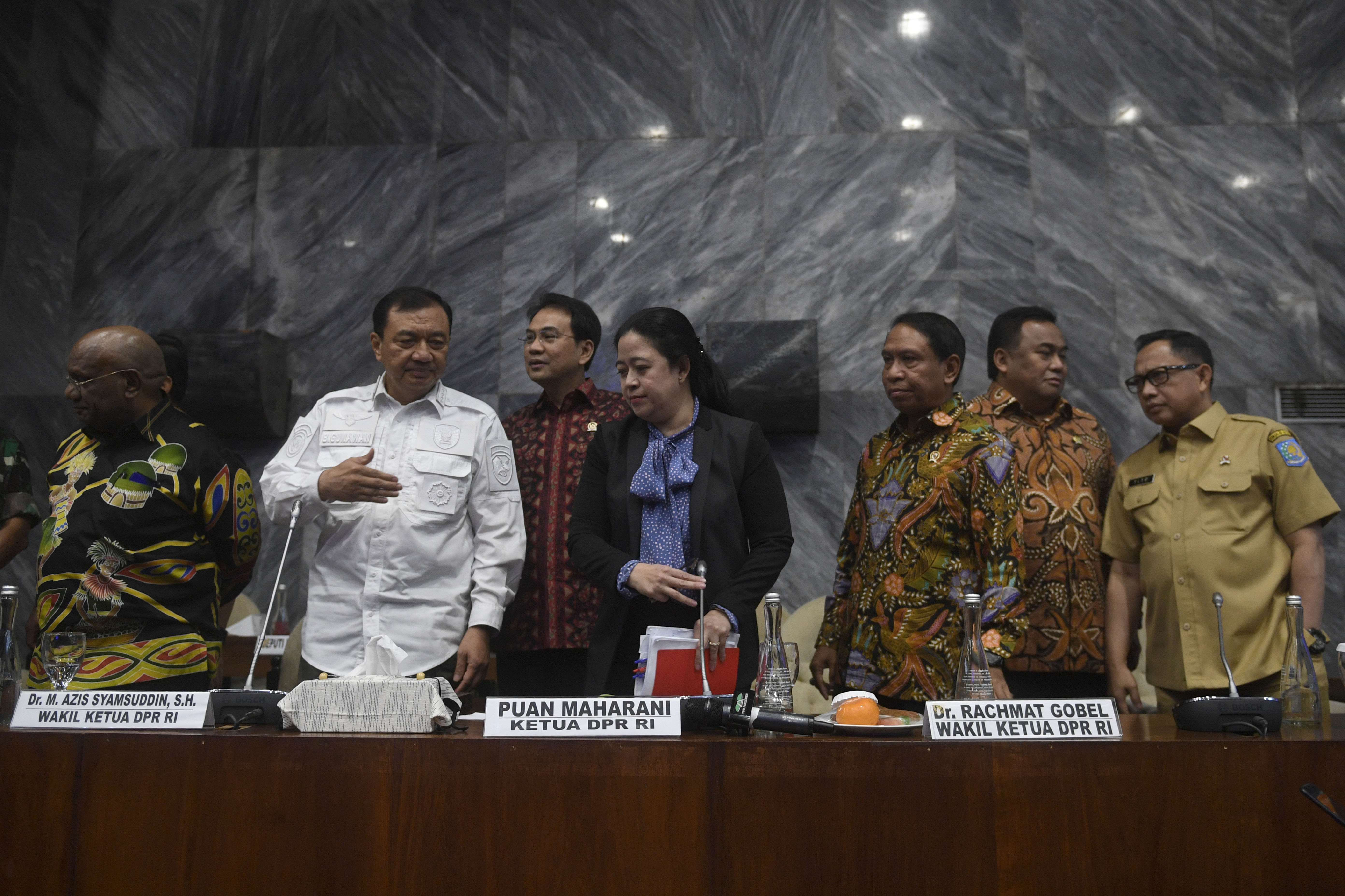 Ketua DPR Puan Maharani (tengah) menyampaikan hasil rapat gabungan tentang persiapan Pekan Olahraga Nasional (PON) di Kompleks Parlemen.