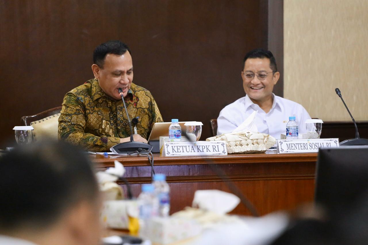 Ketua KPK Firli Bahuri (kiri) dan Menteri Sosial Juliari P. Batubara saat pertemuan di di Kantor Kemensos, Jakarta, Kamis (6/2).