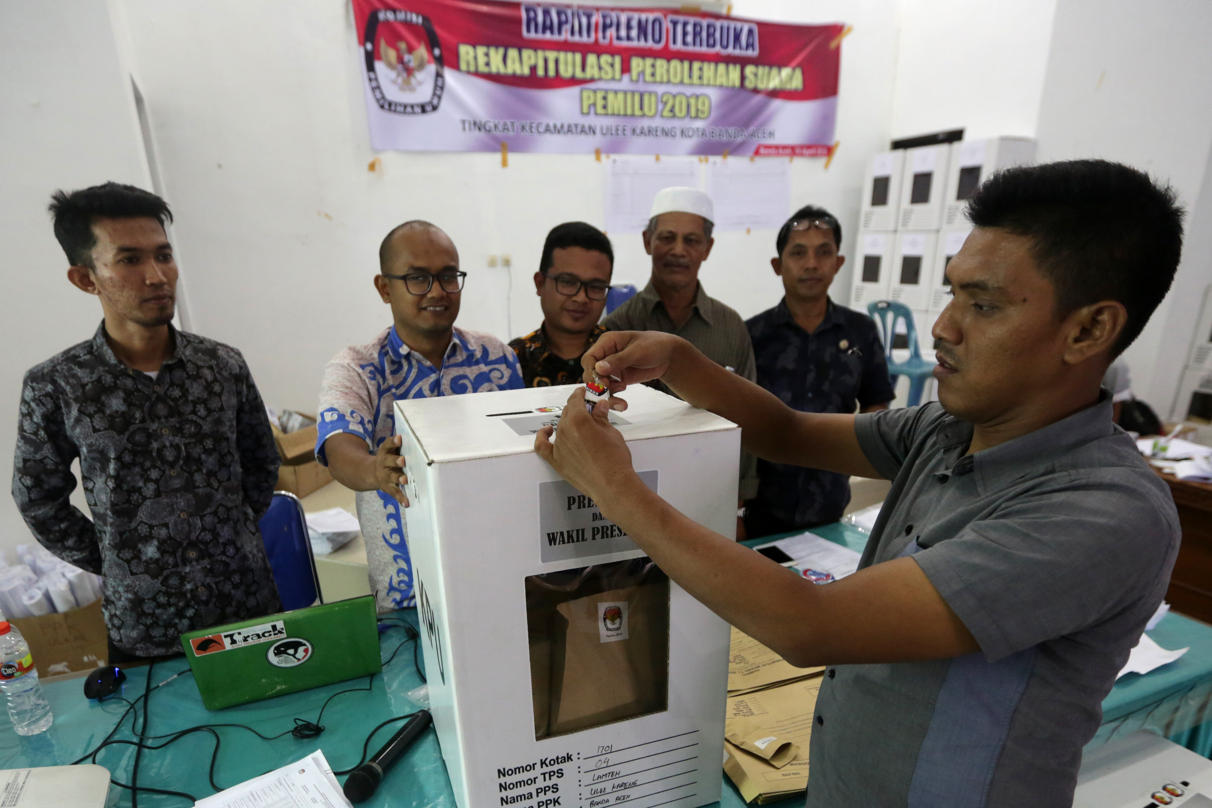 Ilustrasi--Panitia Pemungutan Suara (PPS) disaksikan Panitia Pemilihan Kecamatan (PPK) Ulee Kareng membuka gembok kotak suara.