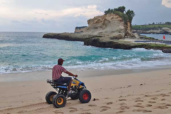 Wisatawan Mengendarai ATV Menyusuri Pantai Klayar