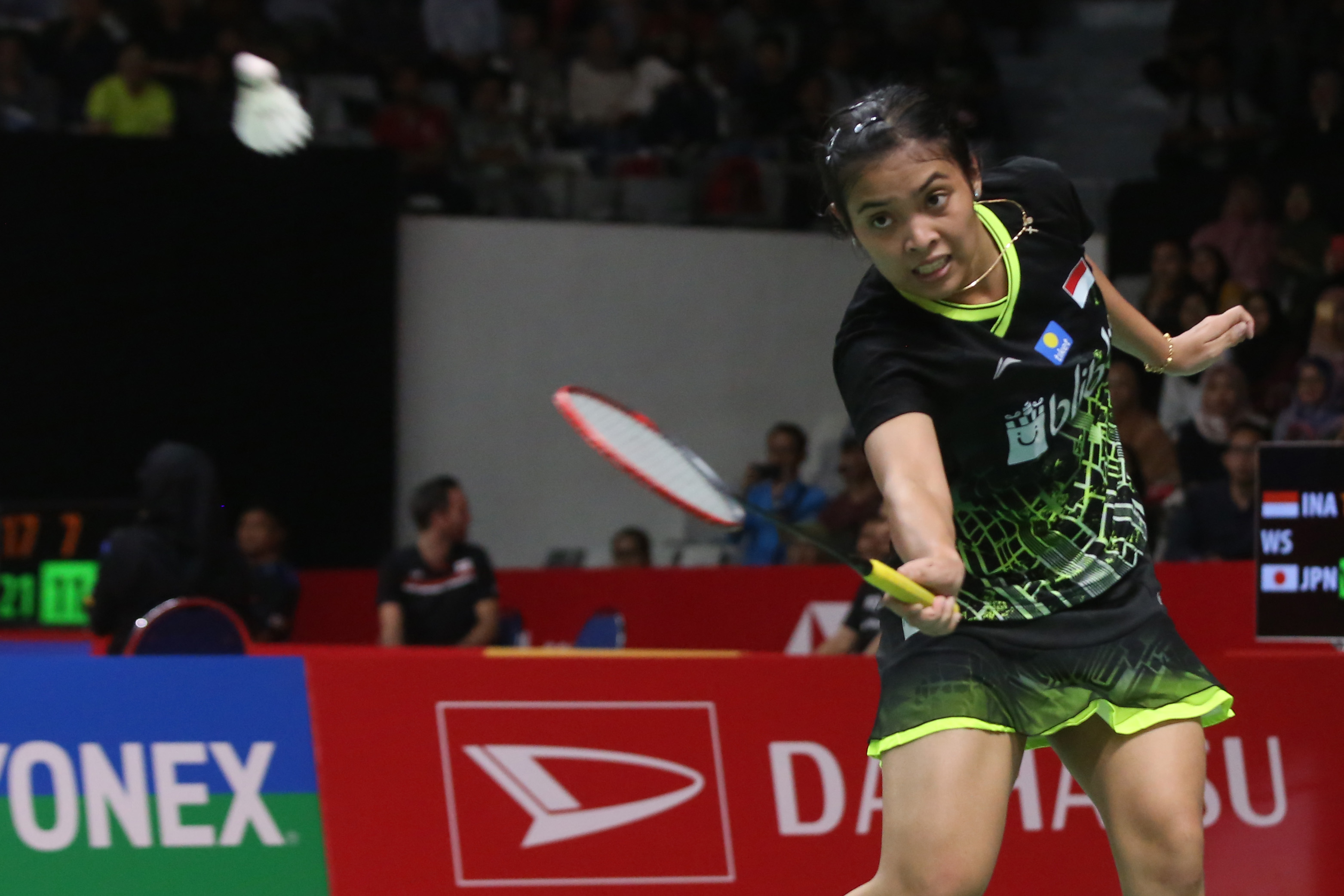  Pebulutangkis putri Indonesia, Gregoria Mariska Tunjung, berusaha mengembalikan kok ke arah lawan pada pertandingan Indonesia Masters 2020.